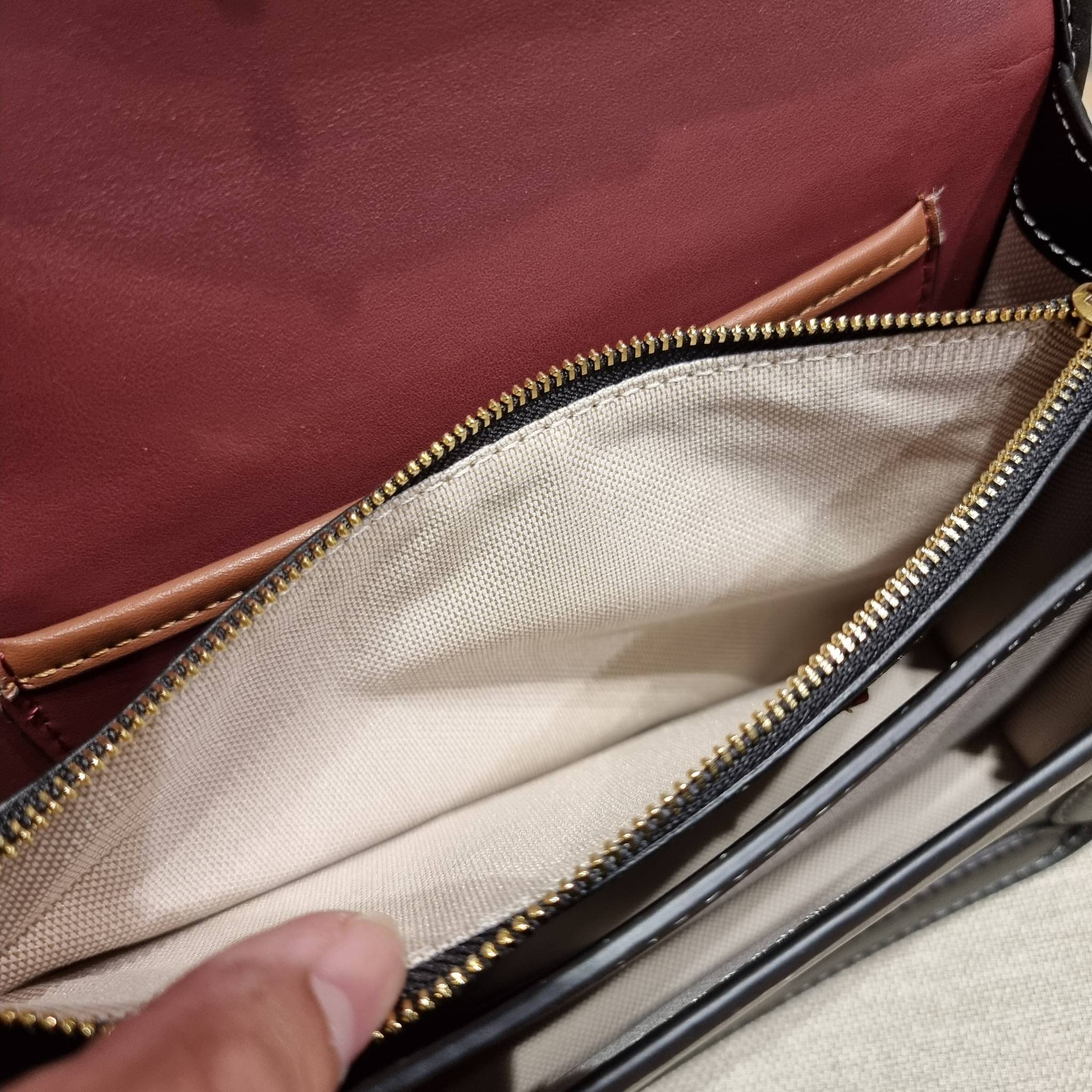 COACH C8449 HERO SHOULDER BAG / COACH C8450 HERO SHOULDER BAG IN SIGNATURE CANVAS ดีไซน์ใหม่ล่าสุด ที่มาพร้อมความหรูยกระดับ กระเป๋าถือ/สะพายข้าง ออกแบบทรงสวย คลาสสิค ขนาดกำลังพอดี ไม่ว่าจะถือ หรือสะพายสายครอส ก็ดูดีแบบไม่ต้องแต่งเติม วัสดุหนังแท้เต็มใบ ฝา