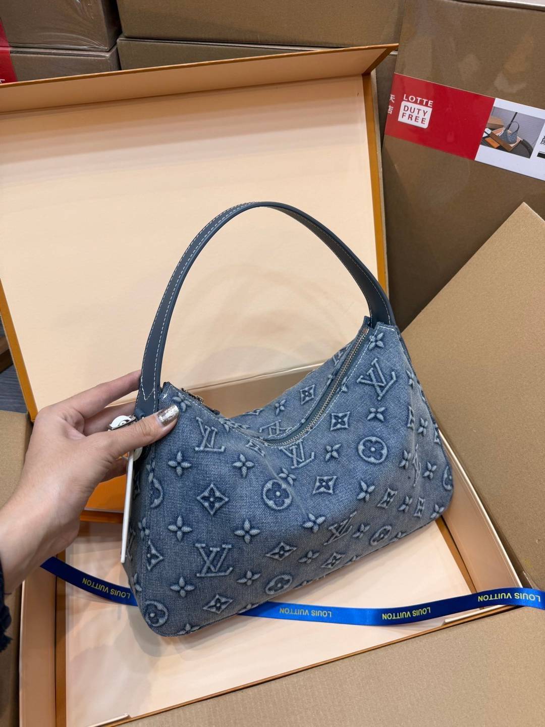 LV Slouchy PM Monogram Denim Bag กระเป๋าทรงโฮโบ ใหม่ล่าสุด ที่ใครๆก็ต้องมี ด้วยรูปทรงคลาสสิคและใช้งานง่าย ในดีไซน์สุดชิคเดนิมปั้มนูนคมชัดสวยดูลัคชู