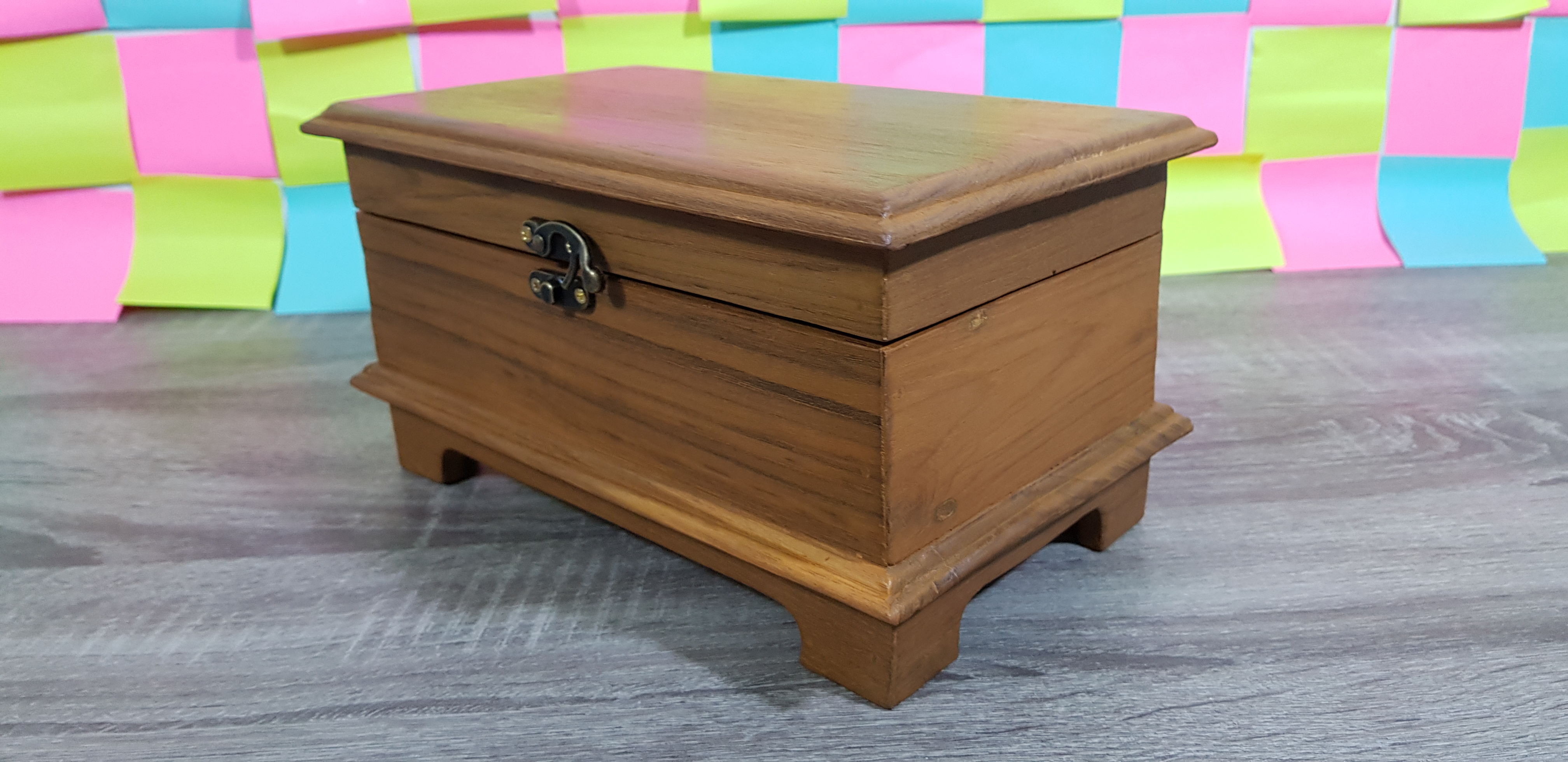 ตัวหมากรุกไทยชุดราเธยะพร้อมกล่องหีบทรงสี่เหลี่ยมไม้สัก