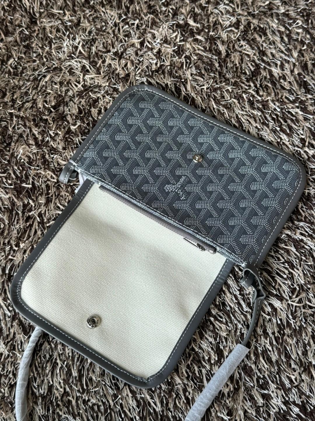 Goyard Plumet Rocket Wallet กระเป๋าสะพายใบเล็กกะทัดรัด ดีไซน์กระเป๋าสตางค์ มีช่องเพียงพอสำหรับใส่ธนบัตร เงินสด เอกสารต่าง ๆ