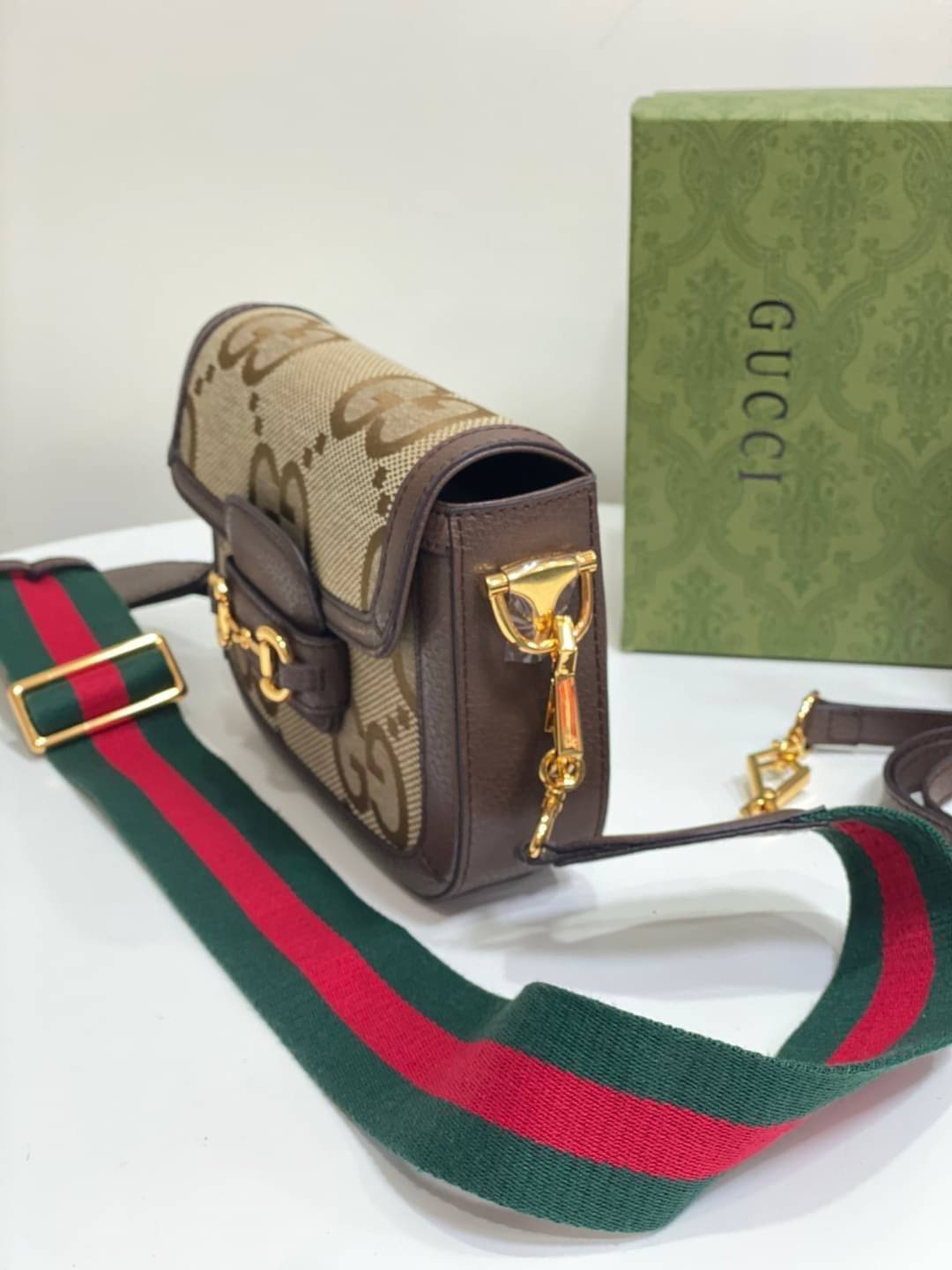 GUCCI Horsebit 1955 jumbo GG mini bag กระเป๋าสะพายสุดหรู ผ้าแคนวาส GG จัมโบ้ สีคาเมลและสีน้ำตาลอีโบนี ตราสัญลักษณ์ของแบรนด์อันเป็นที่จดจำได้ในทันที สัญลักษณ์ช่วยเสริมการออกแบบในรูปแบบใหม่ที่คาดไม่ถึง เบื้องหลังสัญลักษณ์ทุกอันคือประเพณีและคุณค่าของแบรนด์ ส