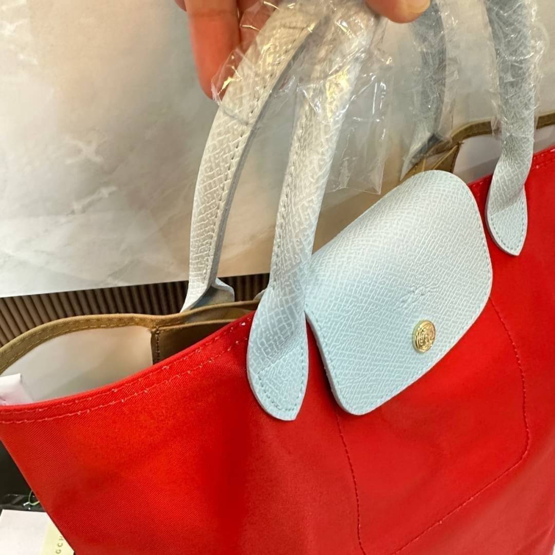 LONGCHAMP LE PLIAGE RE-PLAY TOP HANDLE BAG สินค้ารุ่นลิมิเต็ด collection สุดปัง ซื้อใบเดียวเหมือนได้2 ใบ กระเป๋าสะพายแนวตั้งที่กว้างขวาง มีเอกลักษณ์เฉพาะตัวแต่มีดีไซน์ที่น่าดึงดูด