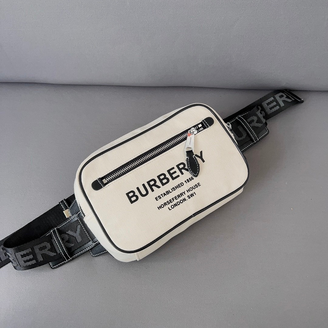 Burberry Canvas 'Horseferry' Bum Bag / BURBERRY CANVAS BELT BAG กระเป๋าทรงคาดอก คาดเอว อีกคอลเลคชั่นที่สามารถใช้ได้แบบ UNISEX วัสดุผ้าแคนวาสธรรมชาติ สกรีนโลโก้สีดำรอบใบ