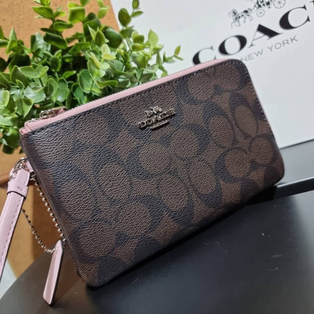 COACH F87591 DOUBLE CORNER ZIP WALLET IN SIGNATURE COATED CANVAS คล้องมือรุ่น 2 ซิป!! มาแล้วจ้า 🌟🤗 ไซส์นี้คือเหมาะมือจริงๆ พกง่ายเช่นเคย ไม่ต้องกังวลว่าจะเกะกะหรือกินพื้นที่กระเป๋าหลัก วัสดุหนังแคนวาสเคลือบลาย มีช่องหลักแยก 2 ช่อง ภายในบุผ