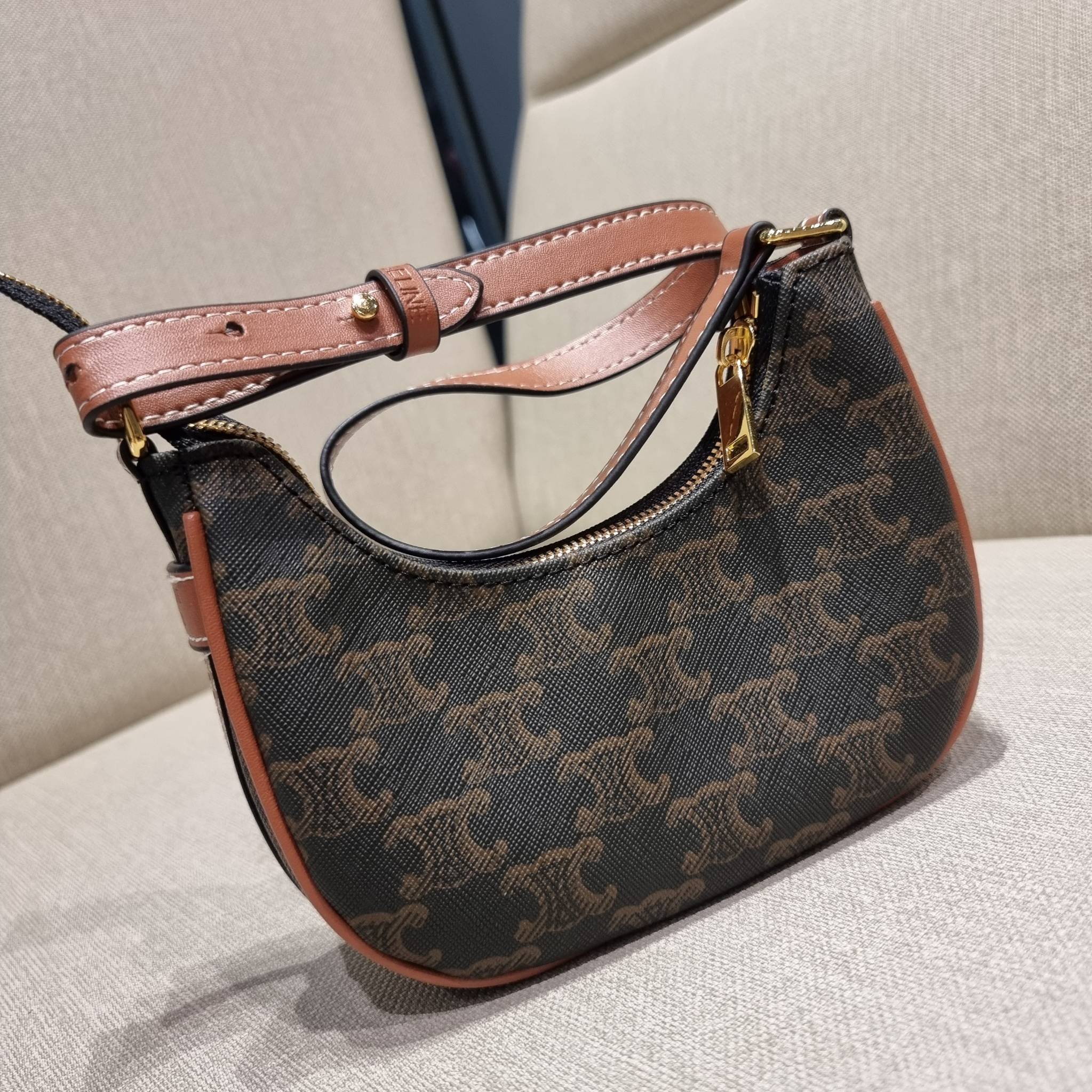 CELINE MINI AVA IN TRIOMPHE CANVAS AND CALFSKIN สวยเกินต้านกับน้องมินิ รุ่นสุดปัง ที่ใครเห็นก็ต้องว้าว กับกระเป๋าสะพายไหล่ ไซส์มินิ น้องน่ารักม้ากกก!! ไม่ไหว!! รูปทรงที่ไม่เหมือนใคร ใช้งานง่าย วัสดุหนังแคนวาสตัดสลับหนังแท้ สวยลงตัว รูดเปิด-ปิดด้วยซิป สายส