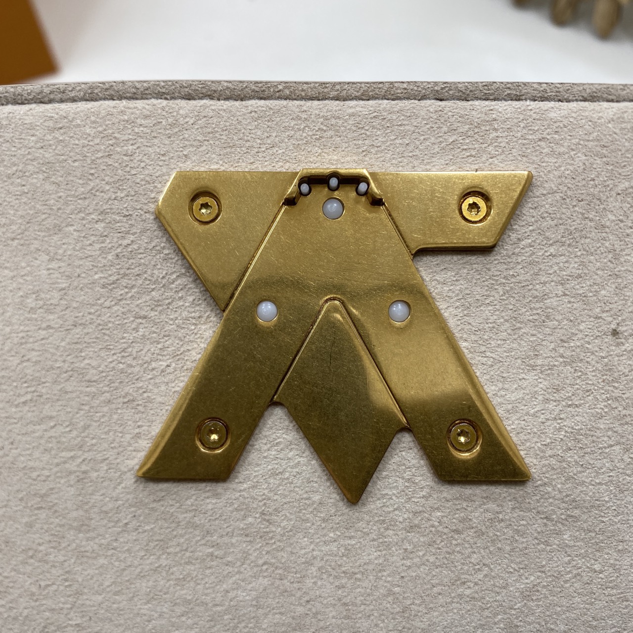 TOP ORI หนังแท้ | เกรดดีสุด LV Soft Twist Handbag กระเป๋าถือสุดไอคอนิก ถือเป็นกระเป๋าคู่ใจที่สมบูรณ์แบบสำหรับทุกวัน โดยผสมผสานแฟชั่นเข้ากับความสบาย