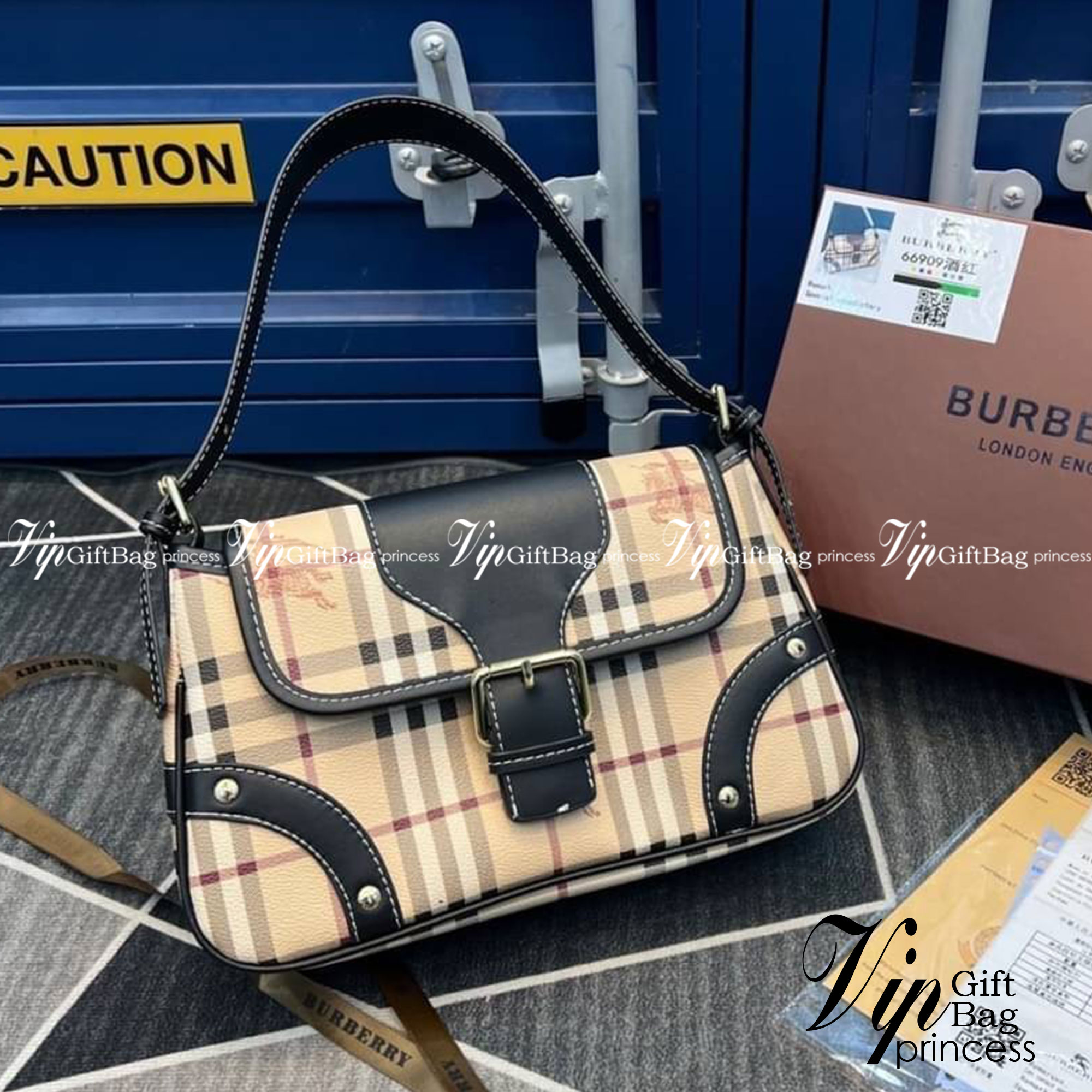 BURBERRY VINTAGE BAG / Burberry Shoulder Bag กระเป๋าสะพายไหล่ลายวินเทจ สวยคลาสสิก โทนสีใช้งานง่าย หลายโอกาศ วัสดุ PVC Canvas อย่างดี สวยอยู่ทรง ไอเท็มแนะนำ Must Have!