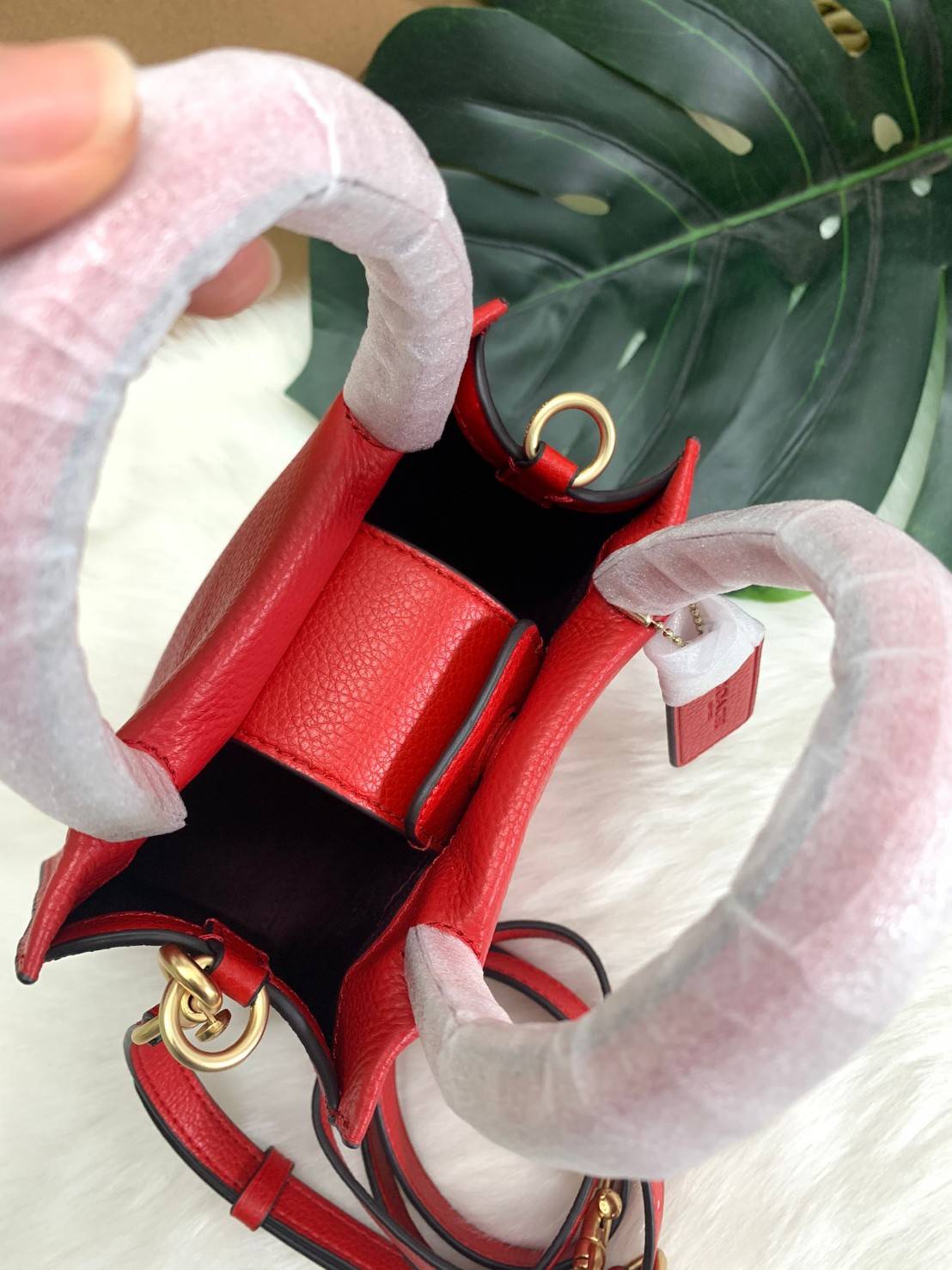 COACH MINI CALLY CROSSBODY IN SIGNATURE ((3599, 2184, 5693, 2134, 2183)) พร้อมส่งที่ไทยทันที! กระเป๋าสะพายครอสบอดี้ร์ กระเป๋าครอสบอดี้โท้ทมินิไซส์ รุ่นใหม่สุดฮอต!! ใบจริงคือน่ารักม้ากกกก!! สวยอยู่ทรง น่ารักน่าใช้ ทรงTote ปากกระเป๋าเปิดปิดแบบแม่เหล็ก ภายใน