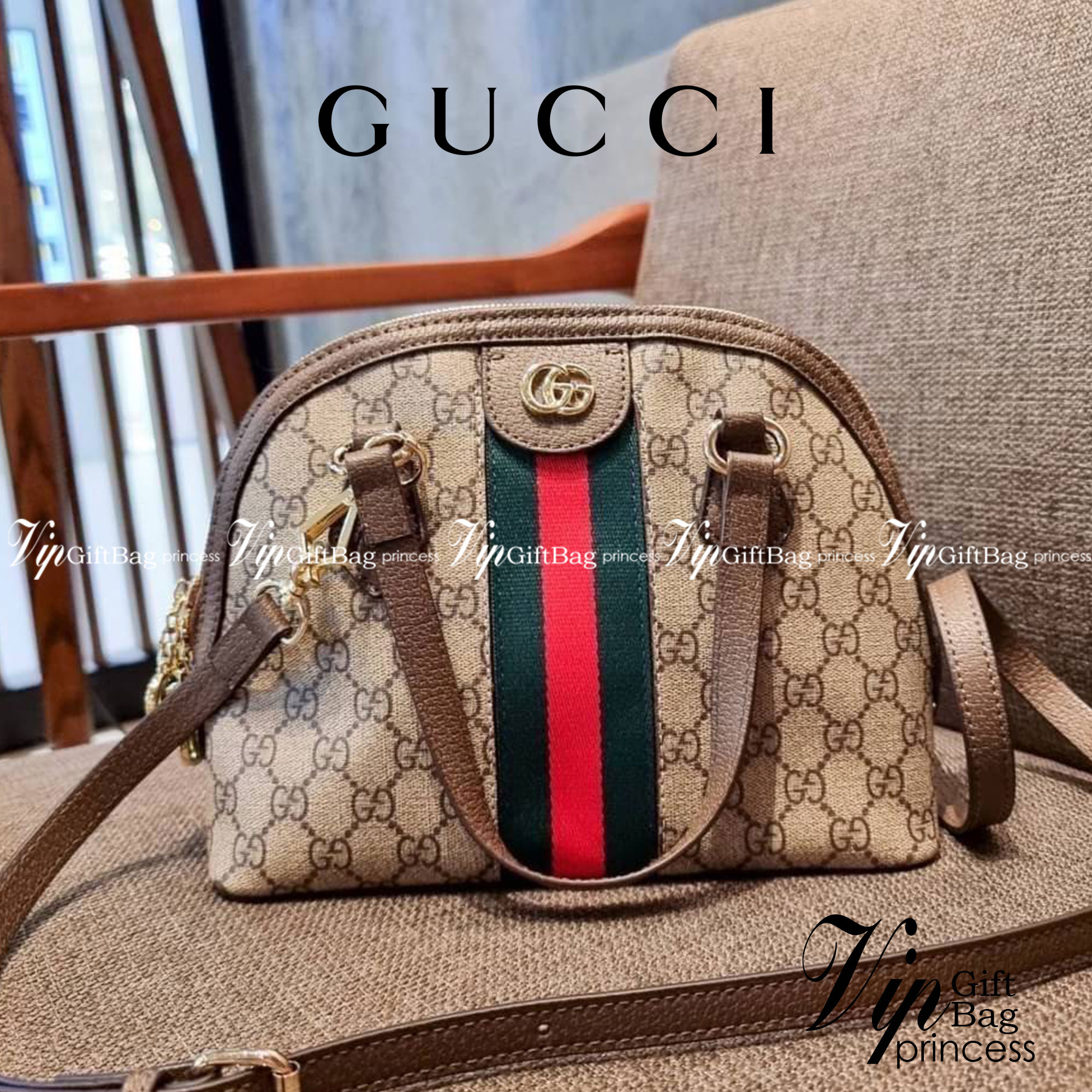 GC CLASSIC SATCHEL BAG กระเป๋าถือ/สะพายทรงโดม รุ่นหายาก สวยคลาสสิค แถมฟรี!! โบว์ผ้าลายแบรนด์ สำหรับตกแต่งหูกระเป๋า ผูกเป็นโบว์ หรือพันถนอมหูกระเป๋าก็เพิ่มดีเทลความหรูได้ วัสดุหนังแคนวาส ดีไซน์แถบคาดโดดเด่น เปิด-ปิดกระเป๋าด้วยซิป หัวซิปตัว G อะไหล่สีทอง เล