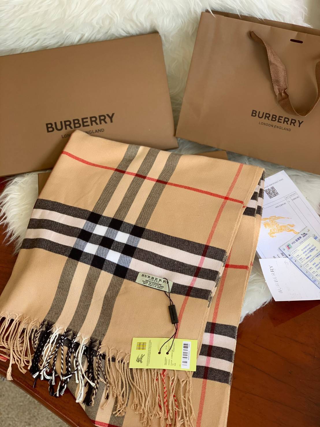 BURBURRY FRINGED CHECKED CASHMERE SCARF สุดเอ็คเซ็คคลูทีฟกับแบรนด์ดังจากปารีส ด้วยงานพรีเมี่ยมกิ้ฟ ส่งมอบความรู้สึกดีๆให้กับคนที่คุณรัก ในรูปแบบผ้าพันคอและผ้าคุมไหล่ผืนใหญ่ให้ความอบอุ่น ถักทอด้วยผ้าcashmereลายตารางอ่อนหวาน มาพร้อมกล่องแบรนด์และถุงกระดาษกล