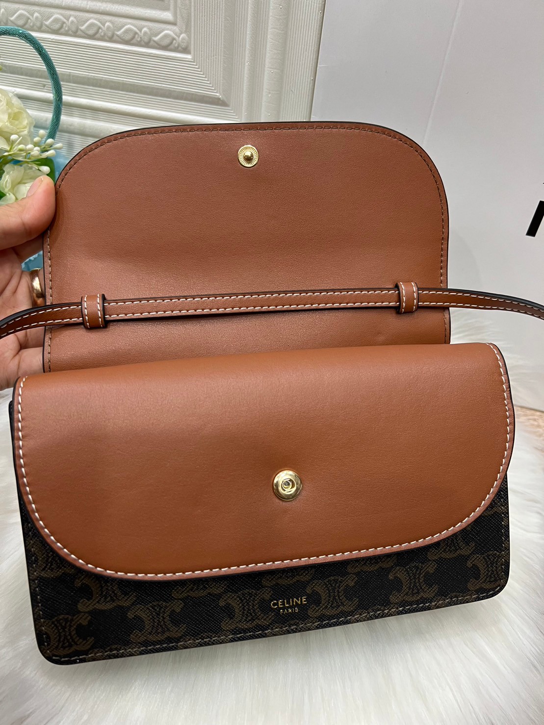 CELINE WALLET ON STRAP / CELINE TRIOMPHE CLUTCH กระเป๋าสะพายข้างใบเล็กสวยคลาสสิค สวยตะโกน งานเป๊ะปัง มีสายสะพายหนังสีน้ำตาล ถอดสายออกเพื่อเป็นกระเป๋าถือทรงคลัชท์เปลี่ยนลุคช์ ลวดลายtriomphe ความเป็นแบรนด์ CELINE ได้อย่างชัดเจน ให้ความรู้สึกที่ดูวินเทจ ที่ส