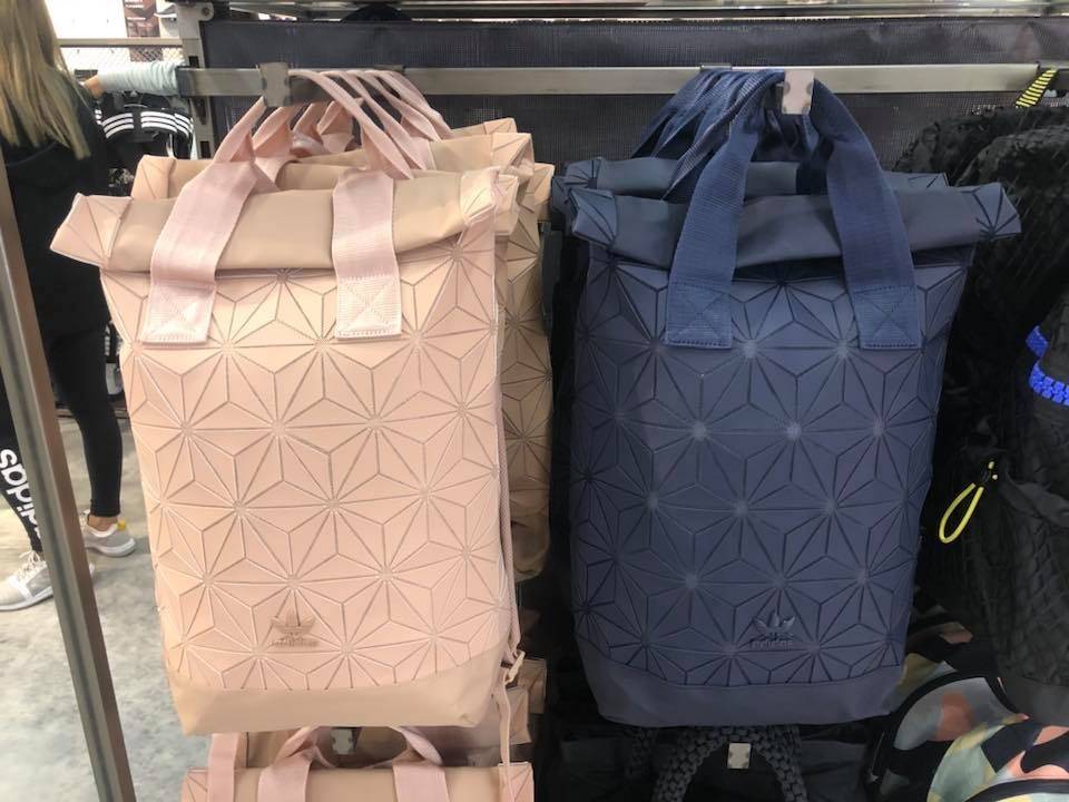 Adidas Originals BP Roll Top 3D Mesh 2017 Backpack Bag DH0100 กระเป๋าเป้สะพายหลัง สีใหม่ ดีไซน์แบบ 3 มิติ วัสดุ polyurethane ใช้ลูกเล่นของเหลี่ยม และมุมเชื่อมเข้าหากัน การออกแบบกระเป๋าเป็นเหมือนถุงทรงสูง ส่วนปากกระเป๋า เปิดปิดแบบตีนตุ๊กแกม้วนพับ และติดกระ