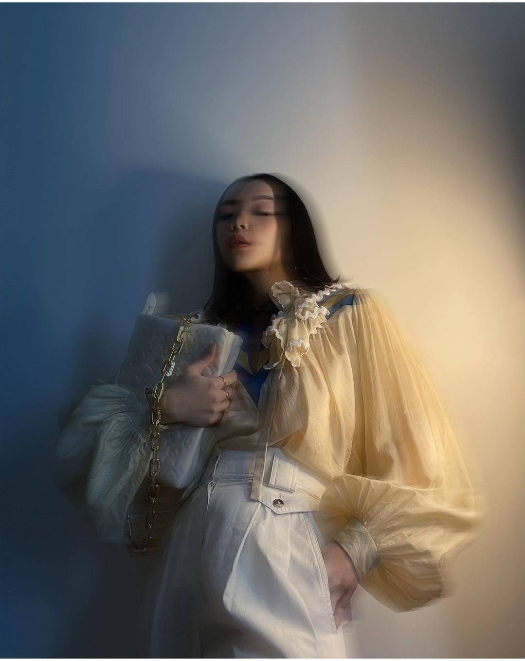 LV HANDLE POUCH MONOGRAM / LV Coussin กระเป๋าสะพายกึ่งคลัชท์ สุดล้ำ มาแรงมาก ด้วยความสวยปังตั้งแต่แรกเห็น วัสดุหนังแกะปั๊มลายสวยคม มาพร้อมสาย 2 เส้น เลิศๆ มีสายโซ่ที่มีดีเทลละเอียดไม่ซ้ำ และสายสปอร์ตครอสบอดี้ ที่จะคล้องไว้ทั้งสองเส้นก็ดีงาม หรือสลับใช้ตาม