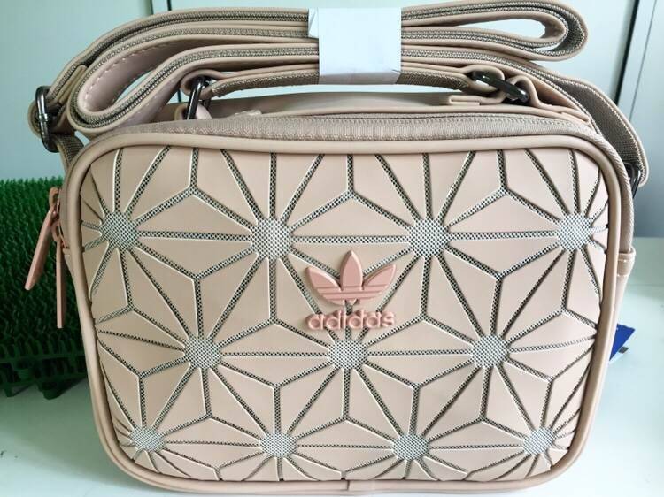 Adidas mini Airliner bag กระเป๋าสะพายข้างแนว sport วัสดุด้านหน้าเนื้อ matte ผสมหนังนิ่มค่ะ น้ำหนักเบา ด้านหน้าติดโลโก้แบรนด์ เปิดปิด กระเป๋าแบบซิป ภายในโล่ง ใส่ mini iPad ได้ มีช่องจป หนึ่งช่อง ด้านหลังมีอีก 1 ช่องซิป:สายสะพายปรับได้ freesize ขนาดกำลังดี 