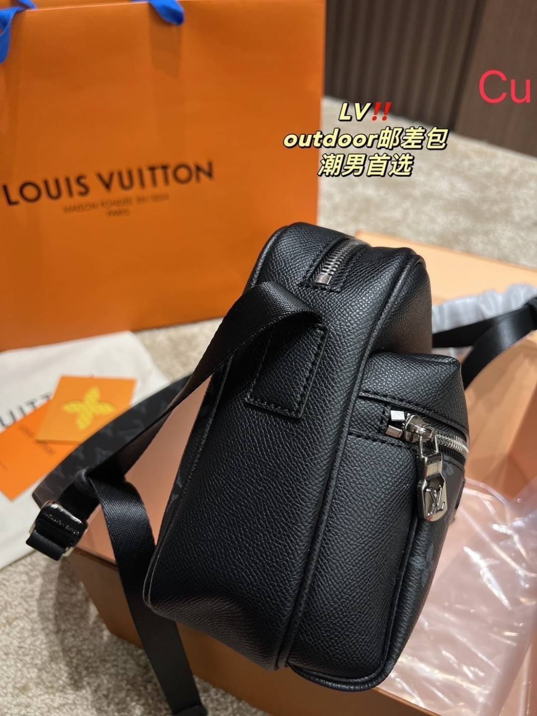 LV Outdoor Messenger Bag Monogram canvas Taiga กระเป๋าสะพายทรงแมสเซ็นเจอร์หนังไทก้า พิมพ์ลายโมโนแกรมช่องหน้า สวยหรูคลาสสิก ขนาดใบกำลังดี ไอเท็มใหม่ที่สามารถใช้ได้ everyday รีบจัดก่อนใครได้เลย!