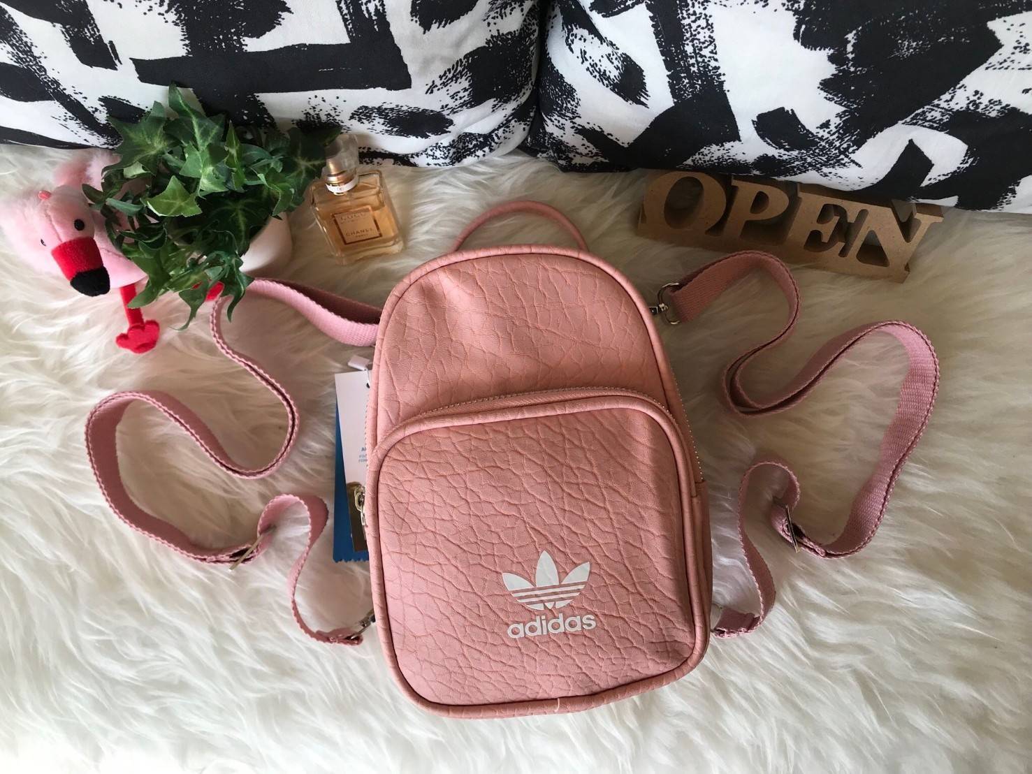 ADIDAS ORIGINALS CLASSIC MINI BACKPACK กระเป๋าเป้ทรงคลาสสิคไซส์มินิจากแบรนด์ adidas มาในขนาดกระทัดรัด น้ำหนักเบา พกพาสะดวกมากๆ วัสดุหนังนิ่มมือสุดๆ!! ทำความสะอาดง่าย เปิด-ปิดกระเป๋าด้วยซิป มีช่องหลักและช่องย่อยด้านหน้า หัวซิปปั๊มแบรนด์อะไหล่สวย ภายในกระเป