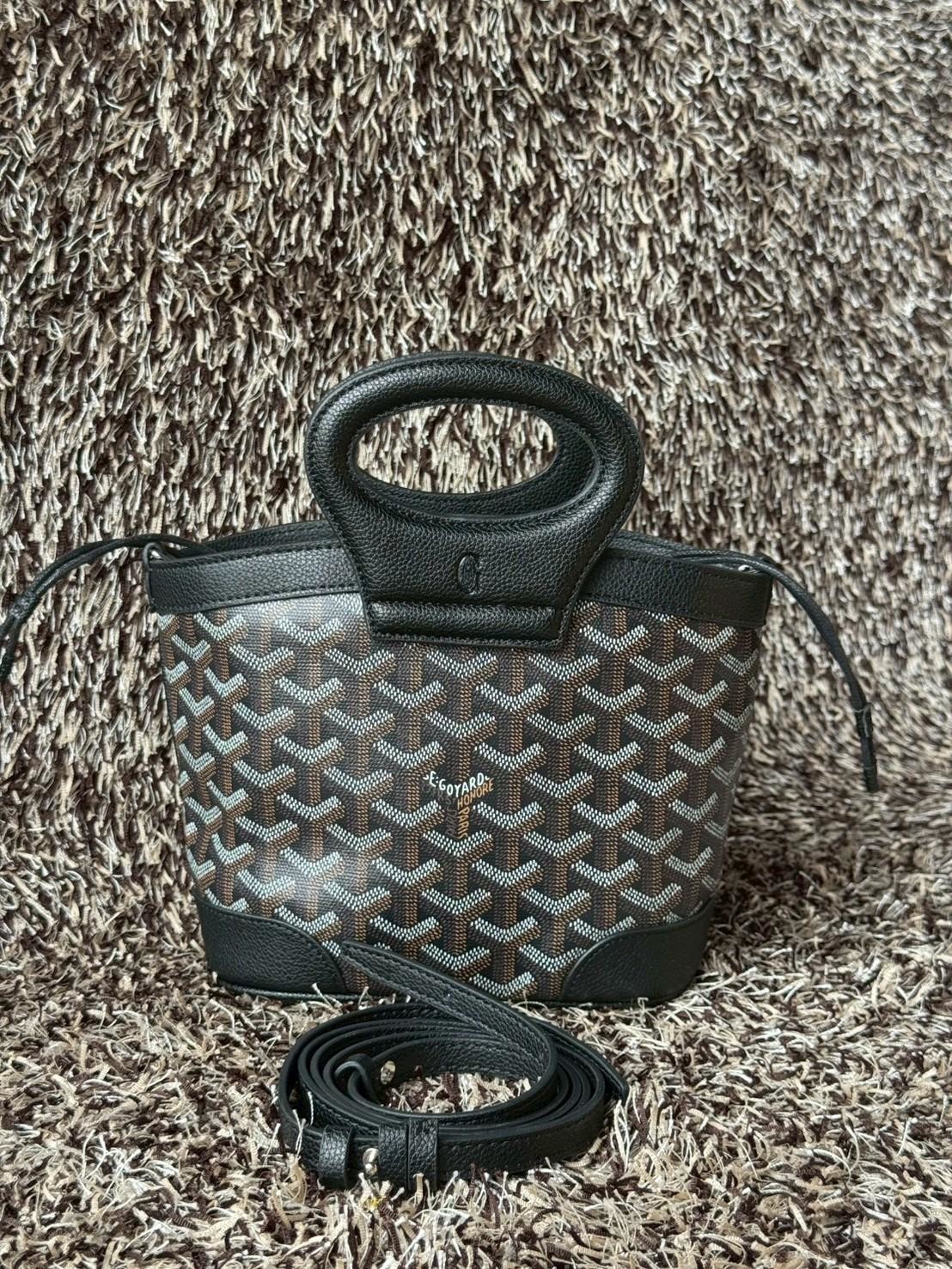 Goyard Beluga Mini Bag กระเป๋าสะพายทรงบัคเก็ต หูจับในตัว ภายในเป็นเชือกรูด น่ารักเกินต้าน เหมาะมากกับสาวๆสายแต่งตัวน่ารัก ขนาดกำลังพอดีไม่เล็กไม่ใหญ่เกินไป ควรมีมากค่า