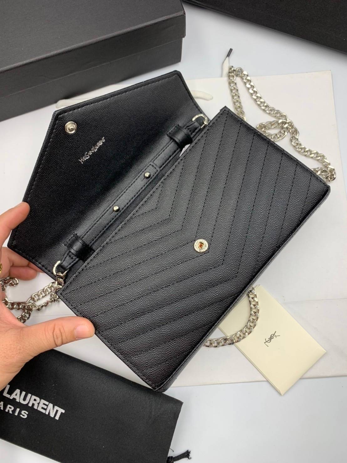 VIP GIFT 】หนังแท้ YSL WOC 9" Saint Laurent Chain Wallet Envelope Woc Monogram Black Leather Cross Body Bag กระเป๋าเงิน wallet on chain ที่มาพร้อมสายสะพายแบบโซ่ ขนาด 9” หนังวัวติดโลโก้ YSL มีทั้งอะไหล่เงิน ทอง และดำ ด้านในมีช่องซิป และช่องใส่การ์ด เรี