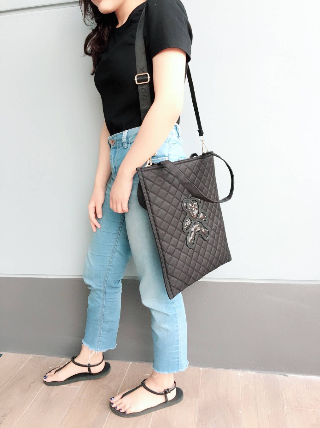 งานขายดีคะ ♡♡ กระเป๋าสะพาย/ทรง TOTE Bag จากแบรนด์ PRADA ตัวกระเป๋าเป็น nylon ทั้งใบ เป็นลายตารางขวางทั้งสองฝั่ง มีสายยาวสะพายได้ ด้านหน้าเป็นลายหมี ปักกลิ้ตเตอร์ อะไหล่ทองหรูมาก จุของคุ้ม ใส่หนังสือ หรือ MacBook ใส่Ipad tablet ได้หมดระ สวยคุ