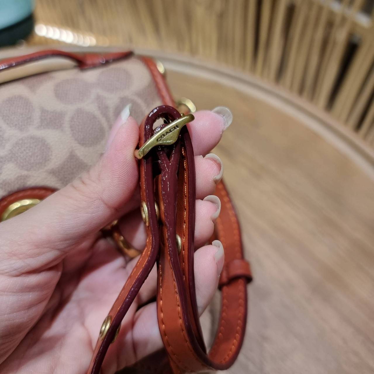 COACH C4204 KIP TURNLOCK CROSSBODY IN SIGNATURE CANVAS คอลเลคชั่นใหม่ สาวกงานดีไซน์สีสนิมต้องปลื้ม!! กับกระเป๋าสะพายข้าง ขนาดพกพาง่าย ใช้งานสะดวกมากๆ วัสดุหนังแคนวาสเคลือบลาย ตัดขอบด้วยหนังแท้ เปิด-ปิดด้วยตัวบิดล็อคแน่นหนา ภายในเป็นช่องโล่ง มีช่องใส่บัตร 