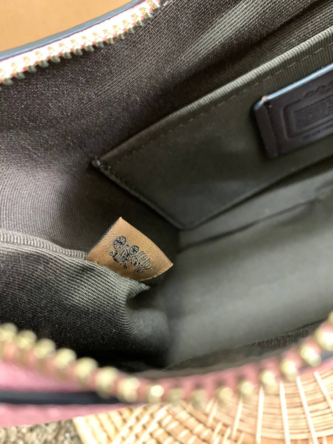 COACH BAILEY HOBO WITH WHIPSTITCH ((C4108//C1322)) พร้อมส่งที่ไทย!! สวยจริงไม่จกตาแน่นอนค่าา กระเป๋าทรงโค้ง ใช้แบบหิ้วหรือคล้องไหล่ก็ดูดี ใช้วัสดุหนังแท้ชั้นดี หนังสวยมากๆค่ะ ด้านหน้าใช้อะไหล่แบรนด์ตัวใหญ่ หรู ดูสะดุดตามีเดียว