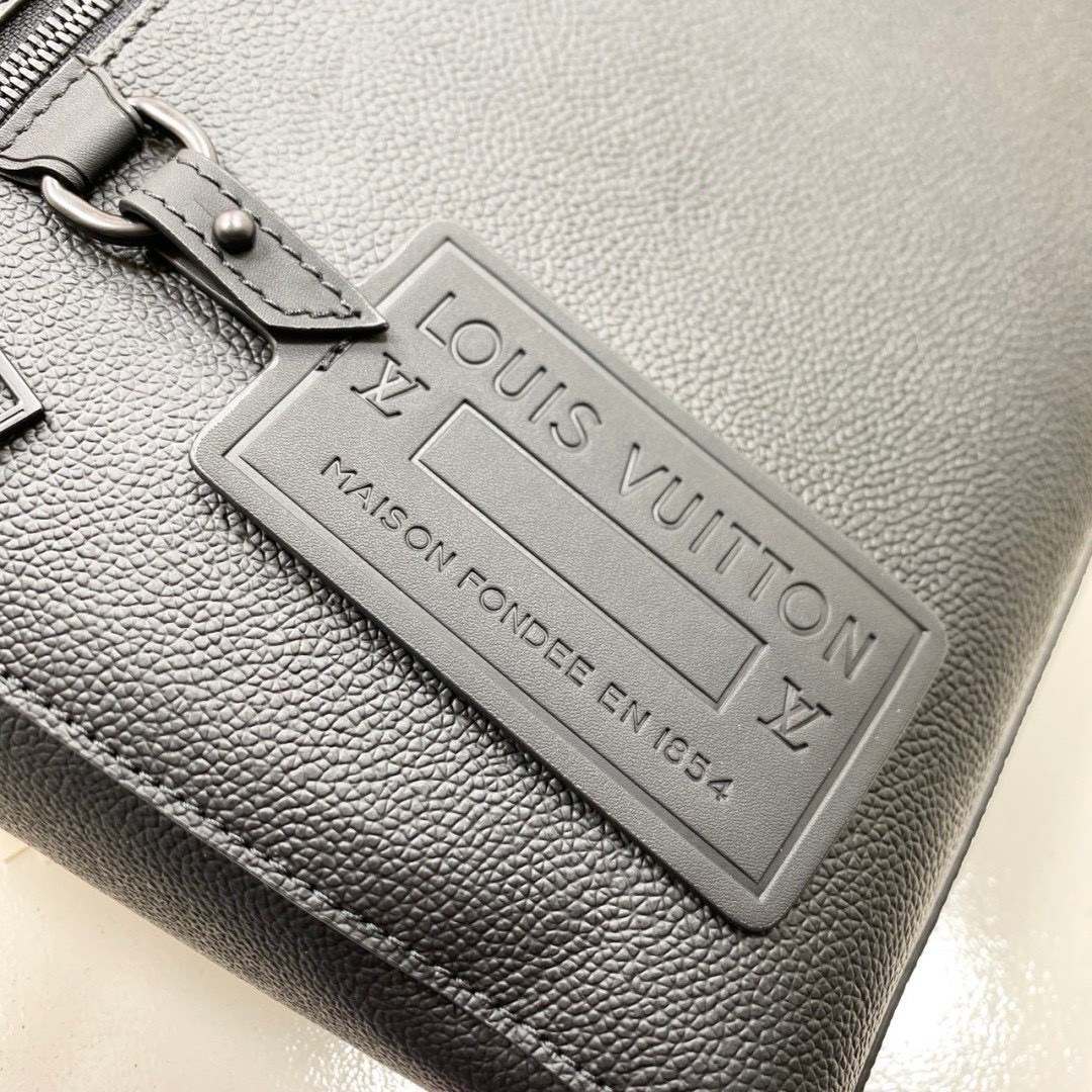 ORI หนังแท้ | LV Fastline Backpack กระเป๋าสะพายหลังรุ่น Fastline โดดเด่นด้วยดีไซน์มุมตัดและรูปทรงเรียบหรูอันเป็นเอกลักษณ์ของคอลเล็คชั่น LV Aerogram สีดำเต็มใบสวยหรูคลาสสิค ประดับเนมแท็ก