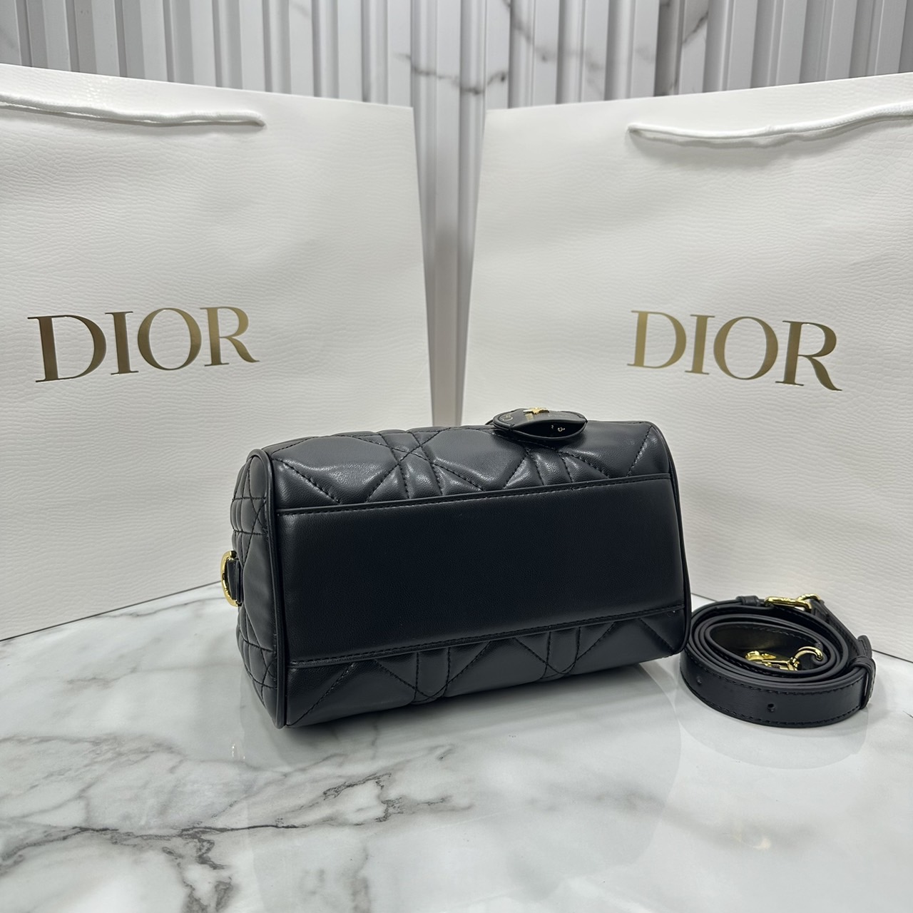 DIOR Groove 20 Bag / Dior Keepall Macrocannage Leather / Oblique Jacquard กระเป๋าสะพายทรงบอสตัน Keepall ทันสมัยและสง่างาม ใช้งานได้ทั้งแบบสะพายไหล่หรือสะพายแบบครอสบอดี้ เหมาะเป็นไอเทมคู่ใจในชีวิตประจำวัน เกรดออริ 1:1
