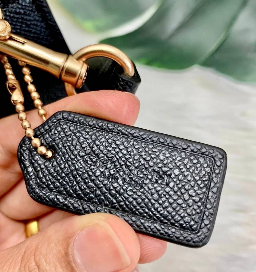 COACH TILLY SATCHEL 23 ((C1802//C1439/C1435)) พร้อมส่งที่ไทยทันทีค่ะ! กระเป๋าสะพายครอสบอดี้ร์หรือหิ้วก็เก๋ไปอีกค่ะ หนังแท้สวยงาม เปิดปิดกระเป๋าแบบหมุนล็อค ภายในมี2ช่องหลัก ใส่กระเป๋าเงินใบกลางได้;มือถือได้ทุกรุ่น;ของจำเป็นสาวๆได้ครบค่ะ;มีช่องซิปกลางและช่อ