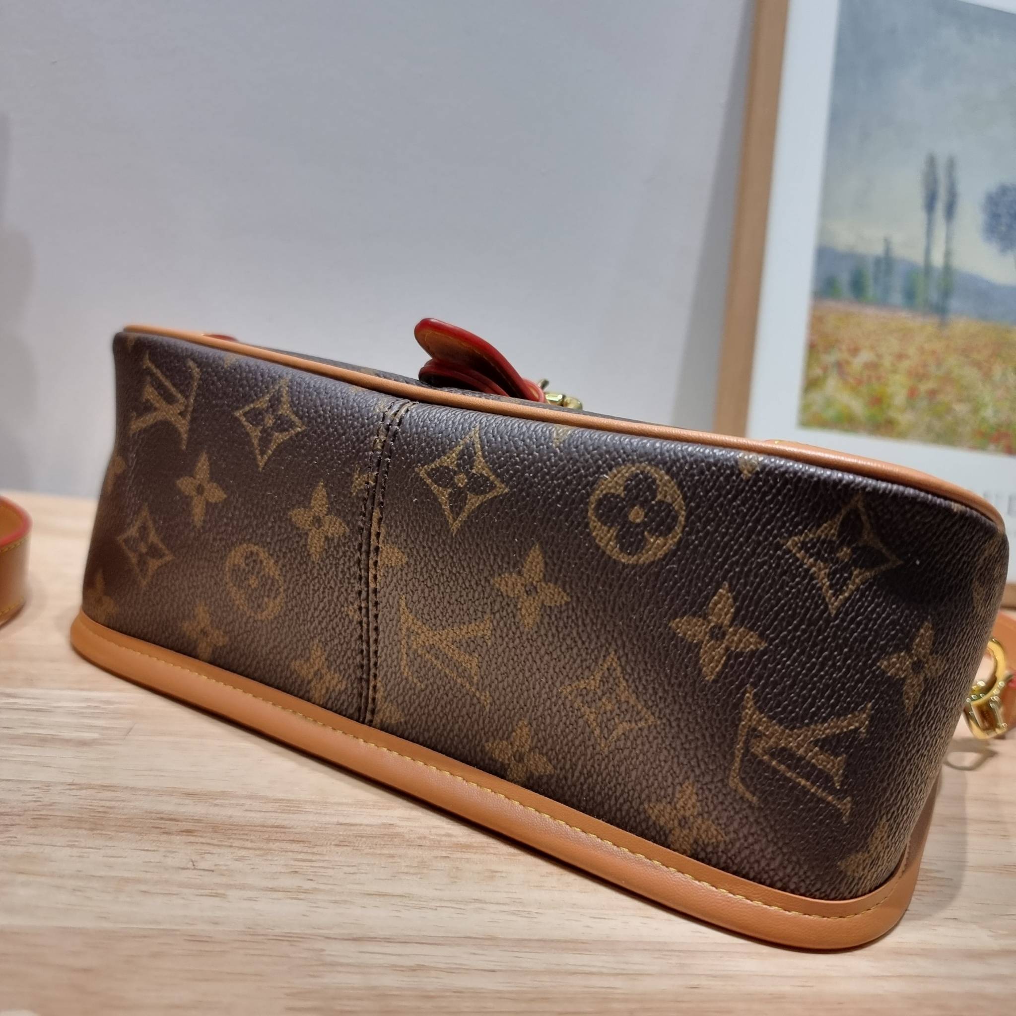LV DIANE FLEECE BAG ใหม่กับรุ่นที่ทำมาจำนวนจำกัด ดีไซน์ต้อนรับอากาศเย็นๆช่วงส่งท้ายปี กับกระเป๋าสะพายทรงสวย ดีไซน์คลาสสิคซ่อนความหรู ด้วยการตกแต่งขนฟูนุ่ม วัสดุหนังแคนวาสตัดสลับหนังแท้ เปิด-ปิดกระเป๋าด้วยกระดุมแม่เหล็ก ภายในเป็นช่องโล่ง ใส่ของสำคัญได้ครบ