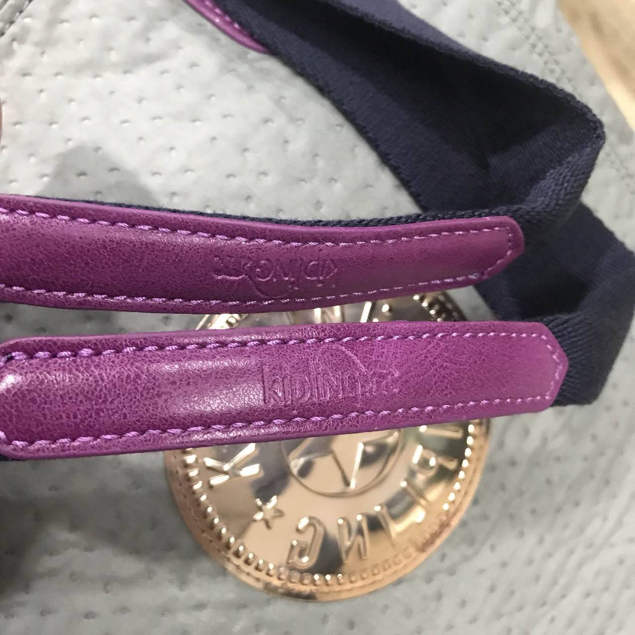 KIPLING SHOPPER BAG รุ่น Limited Rare items! สุดๆ วัสดุ Cotton+Polyester 100% ดีไซน์คลาสสิกมีลูกเล่นที่เทคเจอร์ตัวกระเป๋าสวยเป็นเอกลักษณ์เฉพาะของ Kipling หูหิ้วสะพายไหล่ได้ มือจับหูหิ้วเป็นหนังปั้มโลโก้ พวงกุญเเจลิงถอดเเยกใช้ได้ เปิดปิดด้วยซิป หัวซิปปั้มเ