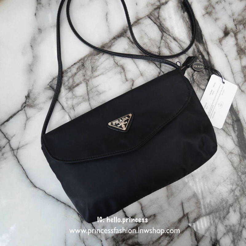 Best Price x Best Seller! จากงานพรีเมี่ยมกิ้ฟ จากเคาเตอร์ต่างประเทศ จากแบรนด์ PRADA ค่า เป็น กระเป๋าผ้าไนล่อน ตามแบบฉบับของแบรนด์เลย ใบนี้มีสายยาวให้คะ เลิศมาก สะพายเป็น shoulder bag ได้เลย ขนาดกำลังดีคะ ตัวกระเป๋าเบามาก ใส่มือถือได้ทุกรุ่น ใช้แล้วสวยมากๆ
