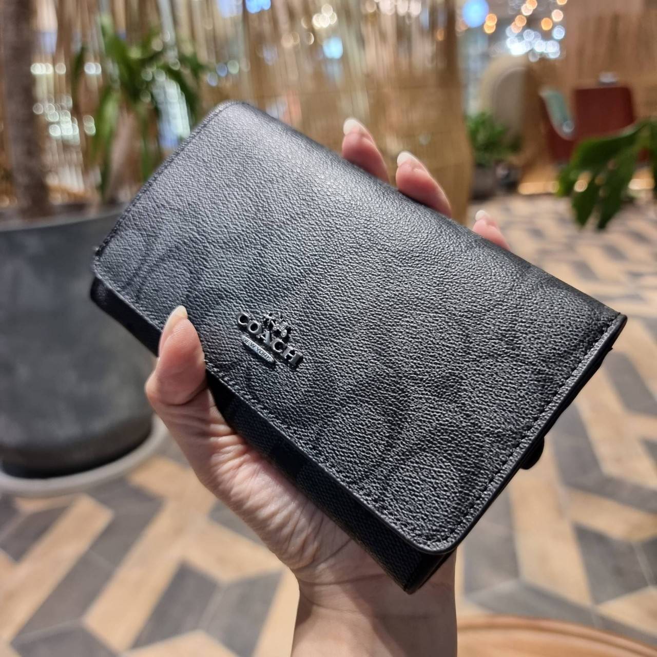 COACH F30205 FLAP PHONE WRISLET IN SIGNATURE CANVAS กระเป๋าสตางค์ 2IN1 มาอีกแล้วจ้า ความคลาสสิคที่จับต้องได้ ใช้งานได้สะดวกกว่าเดิม วัสดุหนังแคนวาสเคลือบลาย ภายในใส่ธนบัตร ใส่บัตรได้เยอะ มีช่องซิปแยก ใส่โทรศัพท์ได้ มาพร้อมสายคล้องมือ ใส่แขนไว้กันหล่นหาย ห
