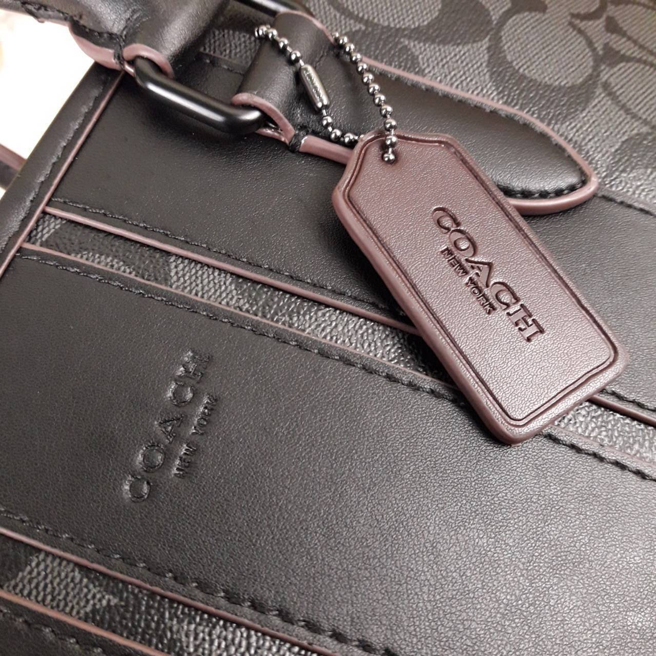 COACH BOND BRIEF IN SIGNATURE CANVAS (COACH F23212)🍁 หนุมๆสาวๆ สาวก Unisex พลาดไม่ได้เลย ลุยงานได้จริง รุ่นนี้เลย//วัสดุแคนวาส ผสมกับหนังแท้ คุณภาพ ทนทาน หนาแน่น ใส่เอกสาร ใส่โน๊ตบุ๊ค ลุยงานได้แบบ Real life จริงๆ ฟังก์ชั่นครบมาก >>มีสายสะพาย