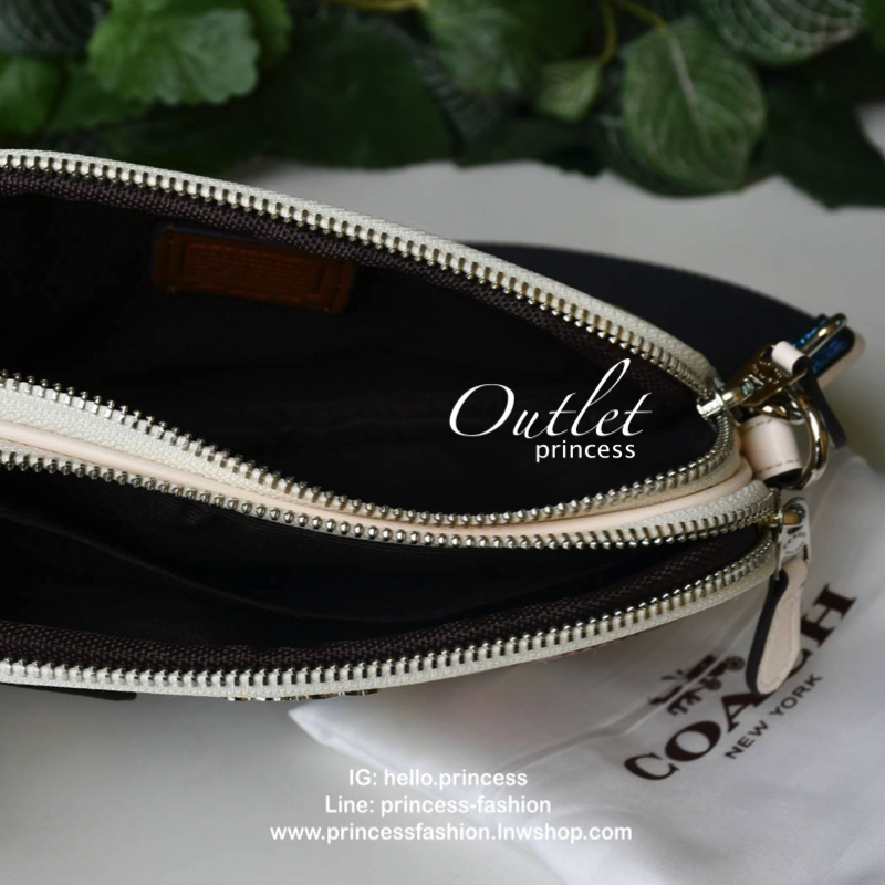 COACH MINI CROSSBODY MINNIE POUCH BAG กระเป๋าสะพาย size mini 2 zip วัสดุหนังลาย signature แต่งลาย minnie เพิ่มความน่ารัก limited edition เปิด - ปิดด้วยซิป แบ่ง 2 ช่องใหญ่ ภายในโล่ง ใส่ wallet กลาง มือถือได้ทุกรุ่น และของใช้จุกจิก พร้อมสายยาวถอด ปรับได้ค่ะ