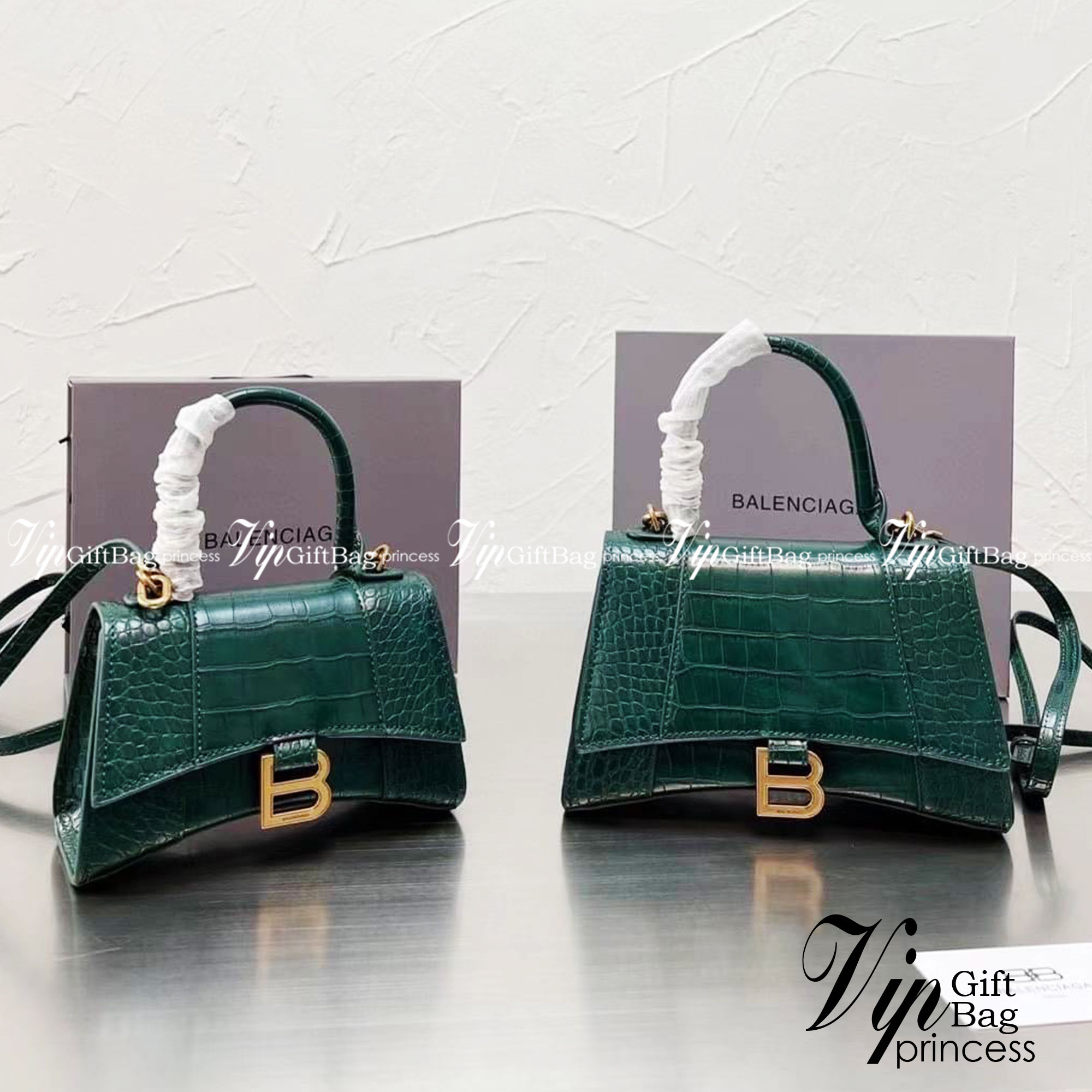 BALENCIAGA Hourglass BAG XS S / BALENCIAGA Hourglass Crocodile embossed calfskin กระเป๋าสะพายแบรนด์หรูซิกเนเจอร์ใบล่าสุด ที่มาพร้อมดีไซน์โดดเด่น มีความโฉบเฉี่ยว โค้งมนเหมือนพระจันทร์เสี้ยว เพิ่มความโดดเด่นสะดุดตาด้วยการตกแต่งอักษร B เมทัลลิก ที่เป็นเอกลัก