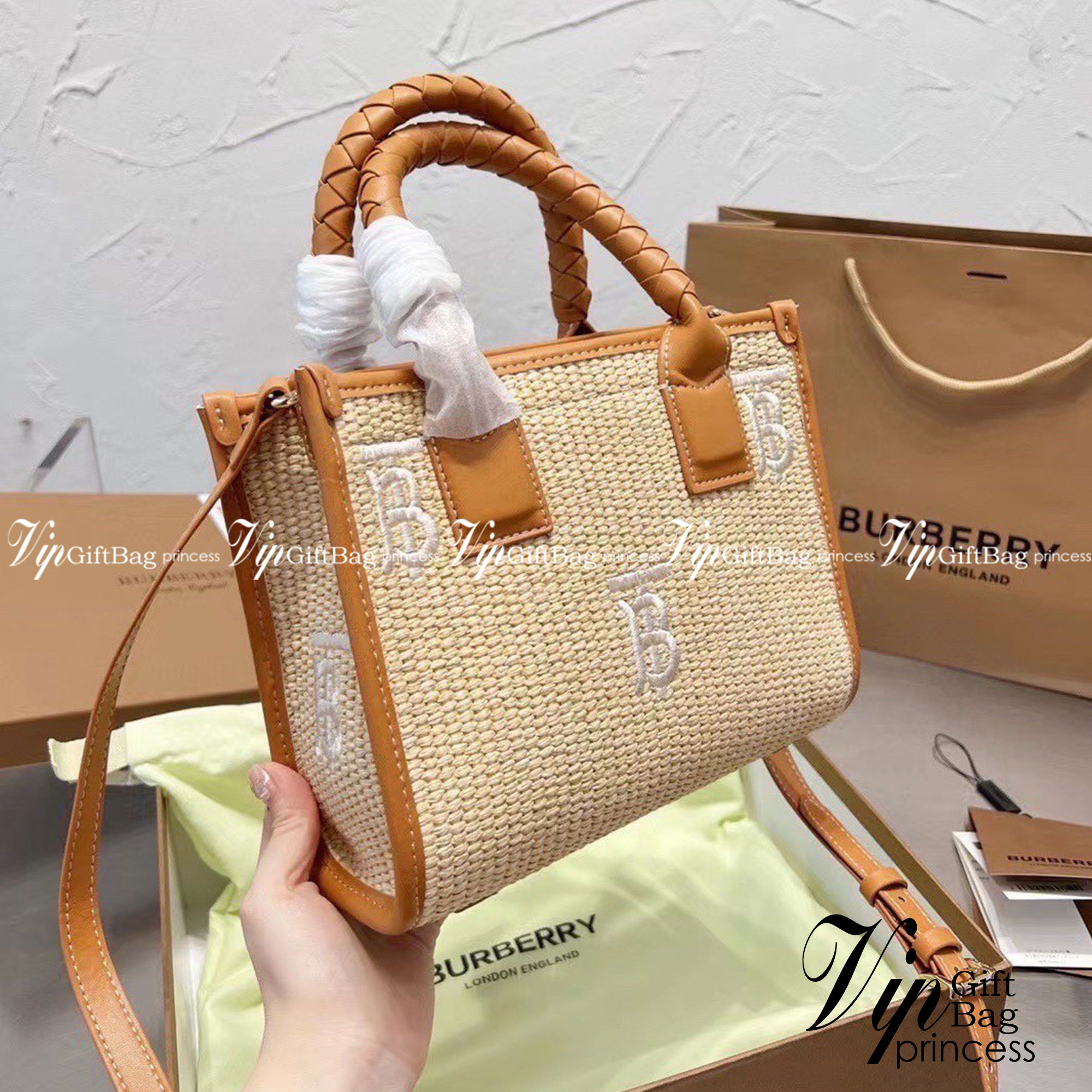 Burberry Freya Raffia Tote / Burberry Monogram Raffia Effect Mini Freya Tote / Burberry MiniTote อินเนอร์คือเริ่ด ความกระเป๋าสาน หน้าปักโลโก้แบรนด์เป๊ะ งานสไตล์วินเทจแมทลุคง่าย กระเป๋าทรงโท้ทมินิ ใบกะทัดรัด น่ารักน่าใช้ใจฟูมากๆ หูหิ้วในตัว และมีสายสะพายข้