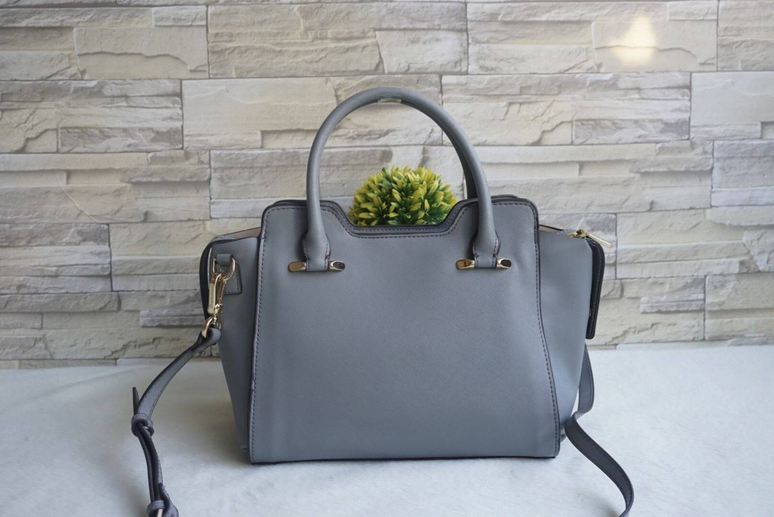 CHARLES & KEITH TRAPEZE TOP HANDLE BAG กระเป๋าสะพาย/ถือ วัสดุหนัง saffiano ใช้งานง่าย ทนมากๆค่ะ ด้านหน้ามีโลโก้แบรนด์ อะไหล่สีทองหรู มีหมุดรองฐาน 4 มุม เปิดปิดด้วยซิป ด้านในจุของมากๆ ค่ะ สายสะพายยาวถอดและปรับสายได้ 5 ระดับ สวยคุ้มมากๆใบนี้ สาวๆต้องมีค๊า