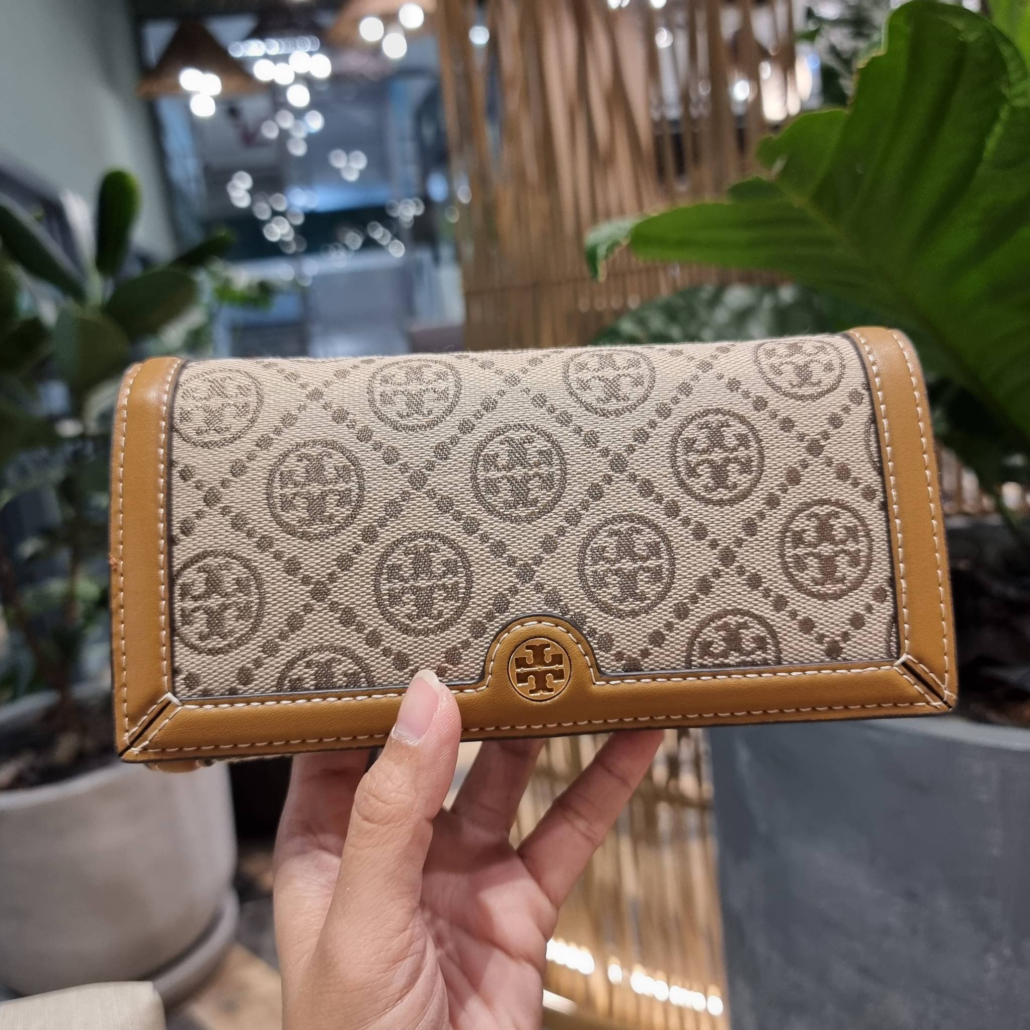 TORY BURCH T MONOGRAM JACQUARD CROSSBODY WALLET best seller ของคอลเลคชั่นนี้ ต้องไม่พลาด กับกระเป๋าสะพายกึ่งกระเป๋าสตางค์ ที่ช่วยให้ชีวิตง่ายขึ้น วัสดุผ้า jacquard ตัดสลับหนังแท้ เปิด-ปิดแบบฝาปิดแม่เหล็ก ภายในใส่ธนบัตรได้ มีช่องใส่บัตร และยังมีช่องซิปอีกด