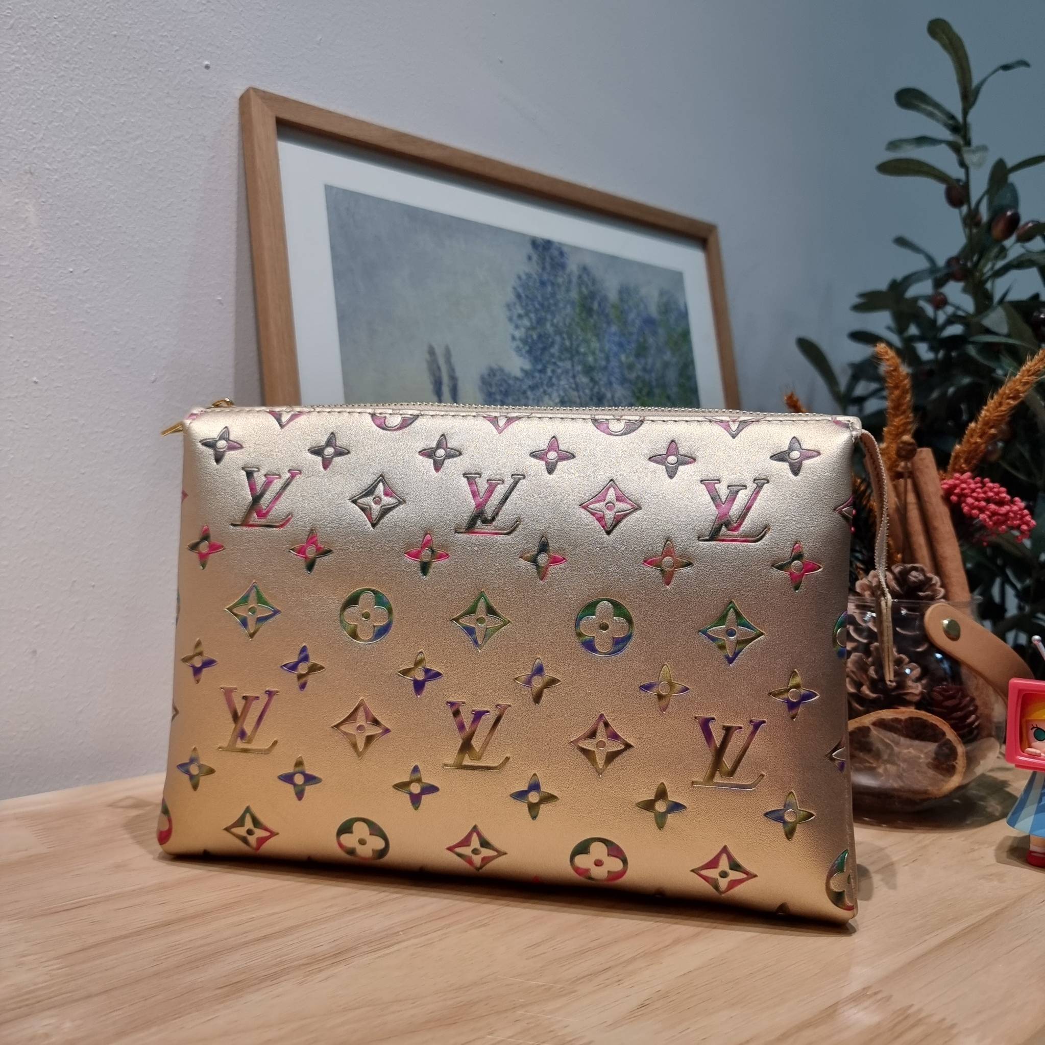 LV Coussin Bag / LV HANDLE POUCH MONOGRAM LIMITED EDITION กระเป๋าสะพายกึ่งคลัชท์ สุดล้ำ ดีไซน์ใหม่ สีลิมิเต็ดมาแรงมาก ด้วยความสวยปังตั้งแต่แรกเห็น วัสดุหนังแกะปั๊มลายสวย มาพร้อมสาย 2 เส้น เชิดๆสับๆ