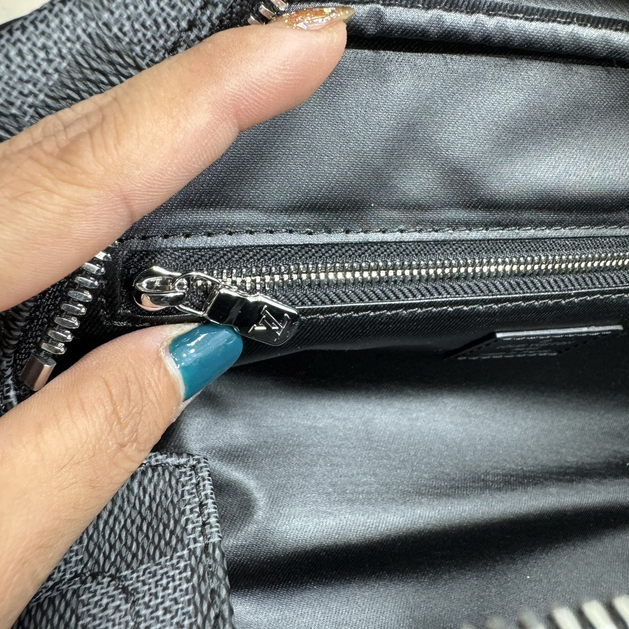 LV Clutch LV Dopp Kit Toilet Pouch Monogram / Damier Graphite Canvas กระเป๋าถือทรงพอชหรือคลัช เกรดออริ ท็อป 1:1 เกรดดีสุด แคนวาสแท้สวย ใช้งานต่างประเทศได้