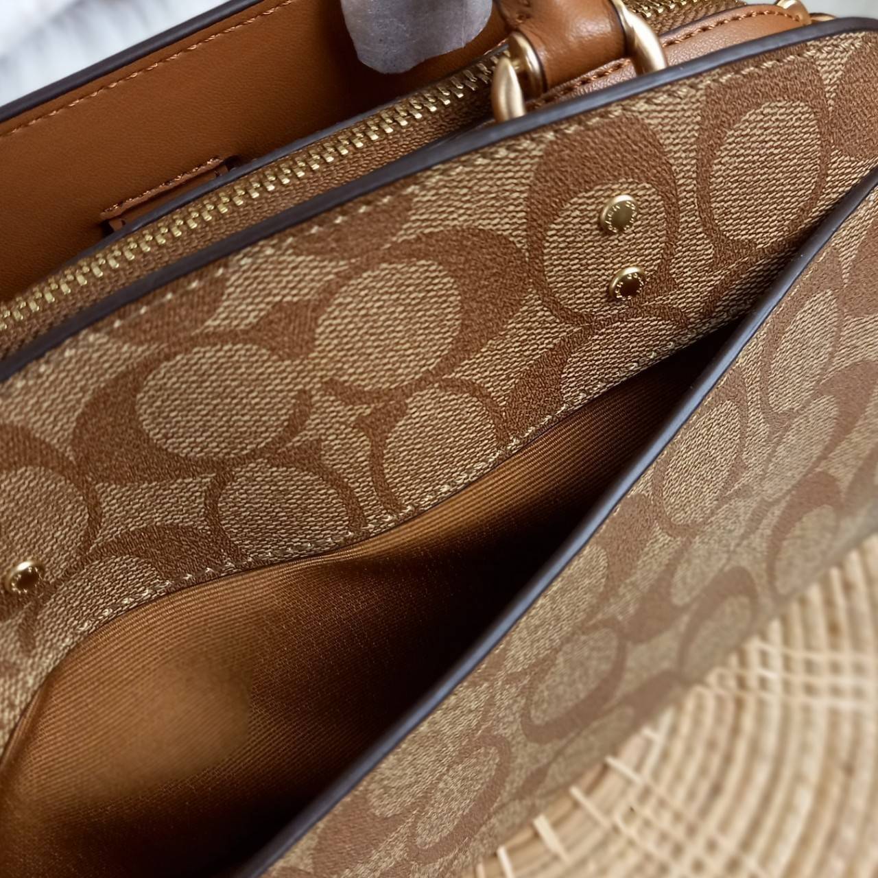 หัวใจจะวาย!! ละมุนมาก ลุคคุณหนูสุดๆ COACH MINI LILLIE CARRYALL (COACH F91494)🌺 ใช้ดีจนต้องบอกต่อ อีกแล้วจ้า ใครๆก็ถามหา😍>>>ทรงถัง รุ่นใหม่ 10 นิ้ว ขนาดกำลังดี เหมาะมือมาก มี 3 ช่องด้านใน ช่องกลาง เปิด-ปิด ด้วยซิป ส่วน 2 ช่องด้านข้