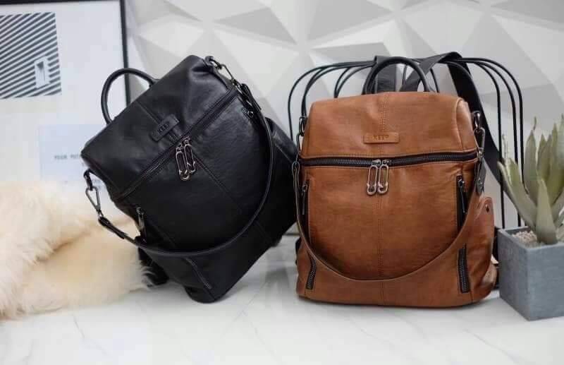 Keep speedy backpack กระเป๋าเป้หนัง ทรงน่ารัก จากแบรนด์ KEEP วัสดุหนังวัวสังเคราะห์เนื้อนิ่ม ลายหนังชัดสวย ด้านหน้ามี 2 zip สะดวกใช้งาน และช่องซิปด้านบนค่ะ มีสายสั้นสะพายไหล่ให้อีก 1 สาย ด้านข้างมีช่องใส่ของซ้ายขวา ด้านหลังมีช่องแยกเก็บของ เพิ่มอีก 1 ช่อง