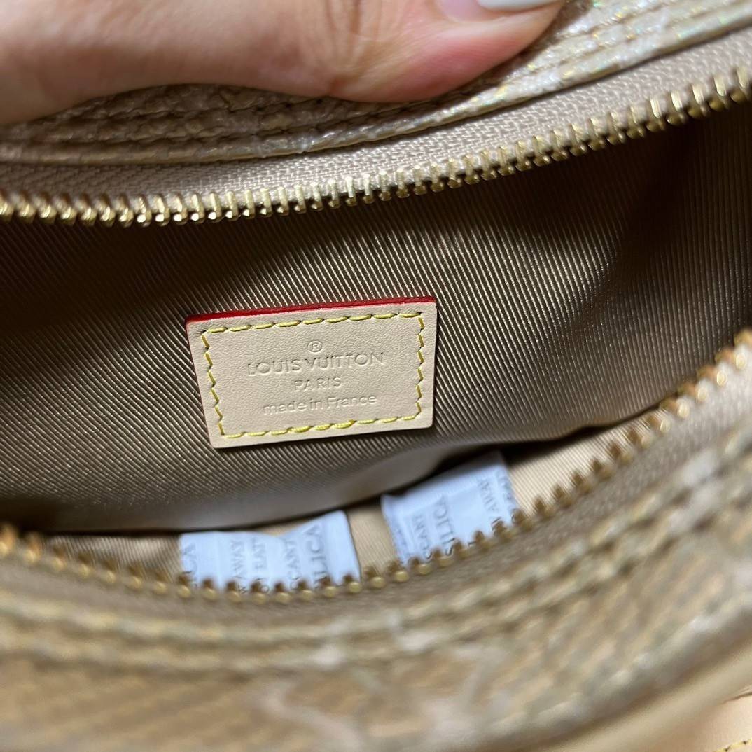 Lv gold loop monogram / LV Loop PM GOLD Bag เกรดท็อปออริจินอล มีความละเอียดของเนื้องานมากที่สุด ปราณีตตรงปกทุกใบ ใช้สลับของแท้ได้ ใช้งานต่างประเทศได้ เข้าออกผ่านทุก ตม.