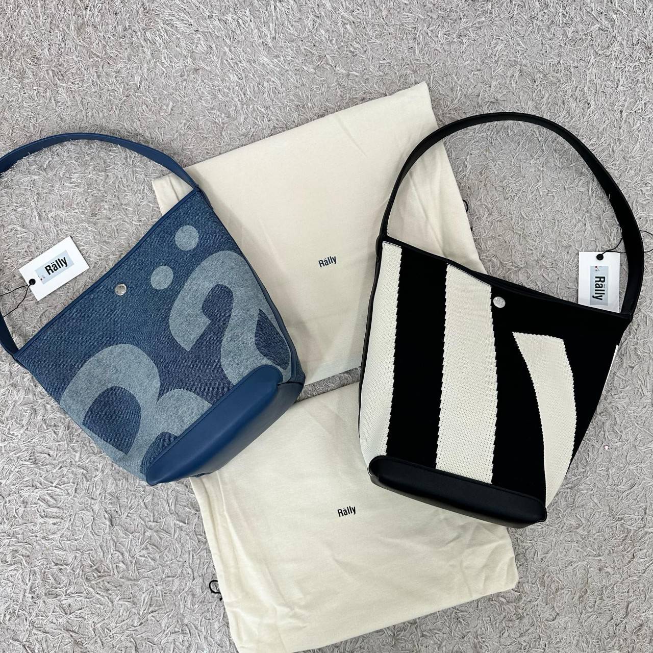 Rally movement the bag denim เป็นไอเท็มที่ฮอตสุดๆแห่งปีจริงๆ กับกระเป๋าทรงบัคเก็ต ที่ดีไซน์ออกมาคลาสสิคและใช้งานง่ายจริงๆ