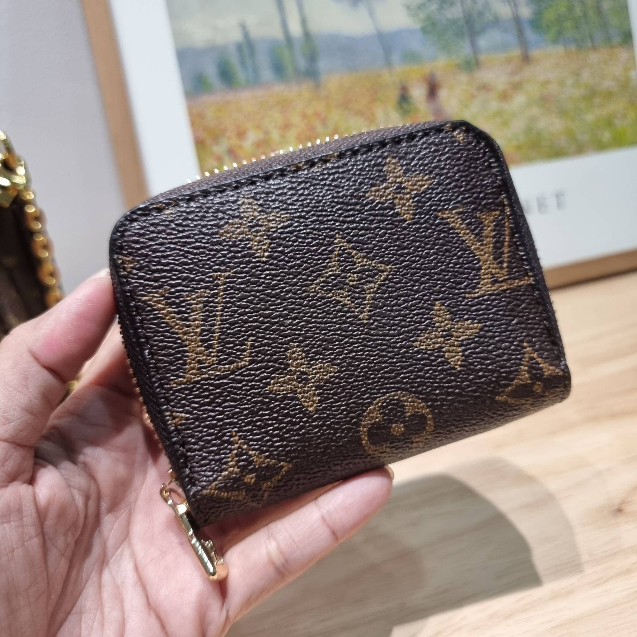 Set 4 ชิ้น LV Multi Pochette Bag New in!! กับ box set ชวนสะสม ที่จับเอารุ่นยอดฮิต มามิกซ์รวมกับไอเท็มสุดคุ้มของมันต้องมี!! จัดเรียงให้อยู่ในกล่องสุดหรู ไม่ว่าจะตัวกระเป๋า กระเป๋าสตางค์ กระเป๋าจิ๋ว ใบไหนๆก็นำมาใช้งานได้จริง คุ้มค่ามากๆ แถมฟรี! ริบบิ้นลายลิ