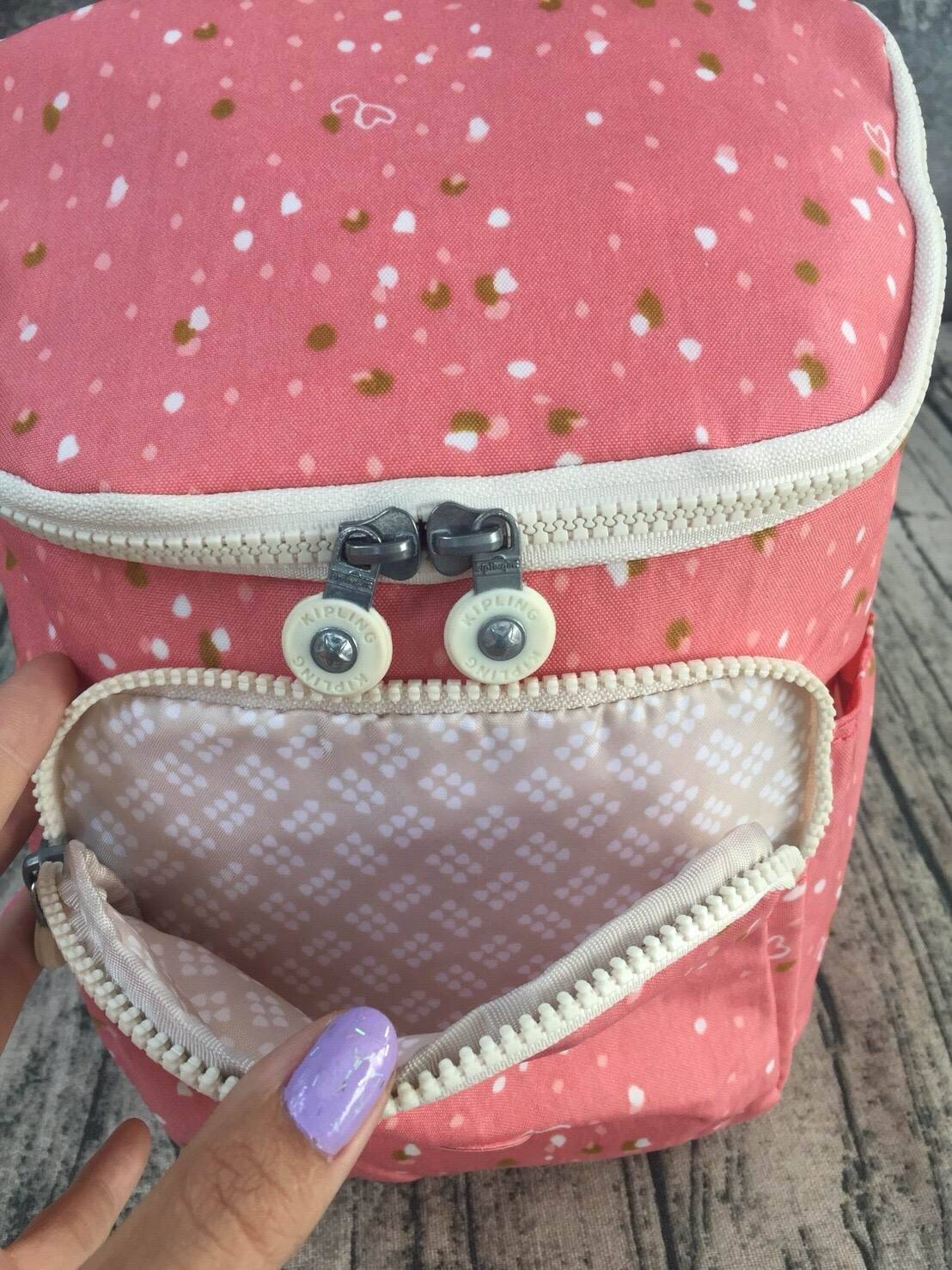 กระเป๋าเป้ Blakeney ไซส์ S จาก KIPLING ที่ออกแบบมาสำหรับผู้หญิง มาพร้อมดีไซน์เบาะรองรับหลัง ซึ่งเหมาะสำหรับ active lifestyle สามารถเก็บของได้อย่างจุใจแต่มีน้ำหนักเบา รวมถึงมีคุณสมบัติกันน้ำช่วยป้องกันให้ของในกระเป๋าปลอดภัยไร้กังวล