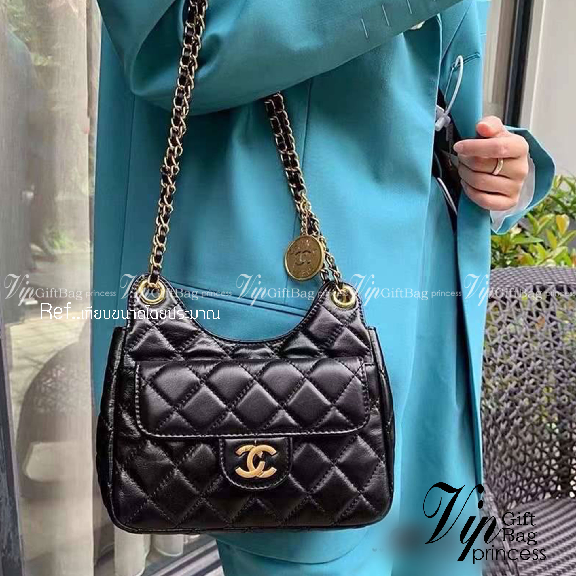 CHANEL SMALL HOBO BAG ใหม่ล่าสุดก่อนใคร กับคอลใหม่ลุคลูกคุณยอดฮิต Shiny Crumpled Calfskin & Gold-Tone Metal ตอบโจทย์ได้ทุกลุค ทุกไลฟ์สไตล์ ใช้งานได้ง่ายคล่องตัว กับกระเป๋าสะพายข้าง ปรับเปลี่ยนการใช้งานได้หลากหลาย ภายในเป็นช่องโล่ง สะพายไปเที่ยว ทำงาน ออกเ
