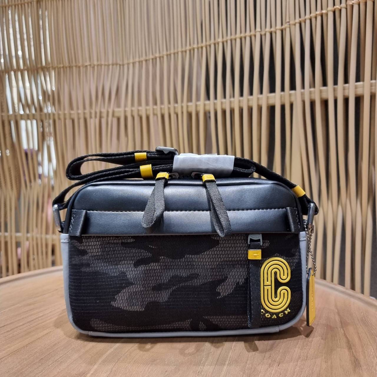 COACH EDGE CROSSBODY WITH CAMO PRINT ((2381, 2373)) ความเท่ never die!! กระเป๋าครอสบอดี้ทรงยอดฮิต ที่หนุ่มๆไม่ควรพลาด รูปทรงดีไซน์คลาสสิค ใช้งานง่าย วัสดุหนังแท้ตกแต่งตาข่ายพร้อมลายพริ้นท์ด้านหน้า สุดคูล!! ตัวกระเป๋ามีซิปหลัก และซิปด้านหน้า พร้อมช่องแยกด้