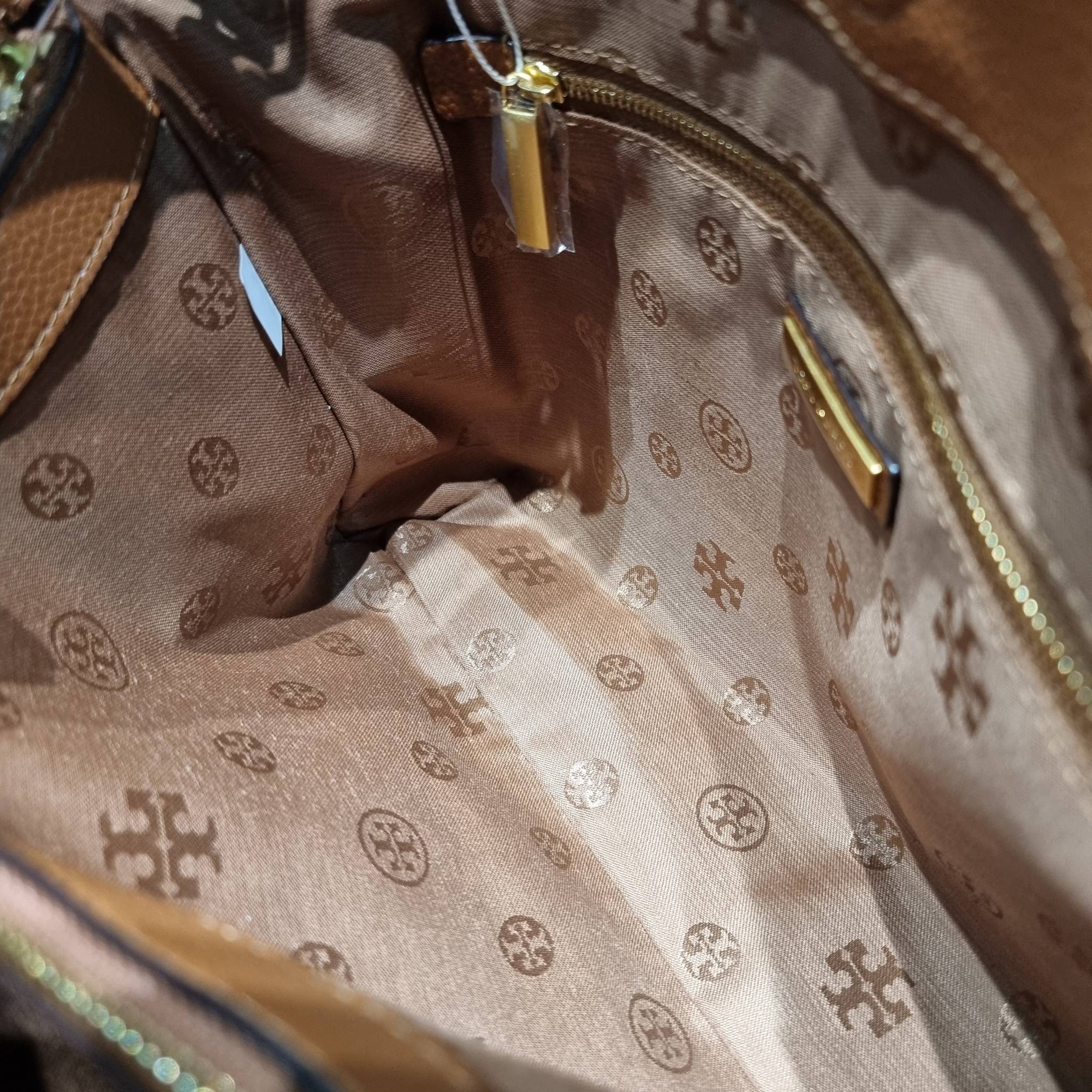 TORY BURCH BRITTEN SMALL SLOUCHY TOTE / TORY TOTE BAG / TORY BAG กระเป๋าสะพายตัวแม่ รุ่น top ที่สวยดูแพง ใช้งานสะดวกมาก ดีไซน์ออกมาได้เรียบหรู ผู้ดี