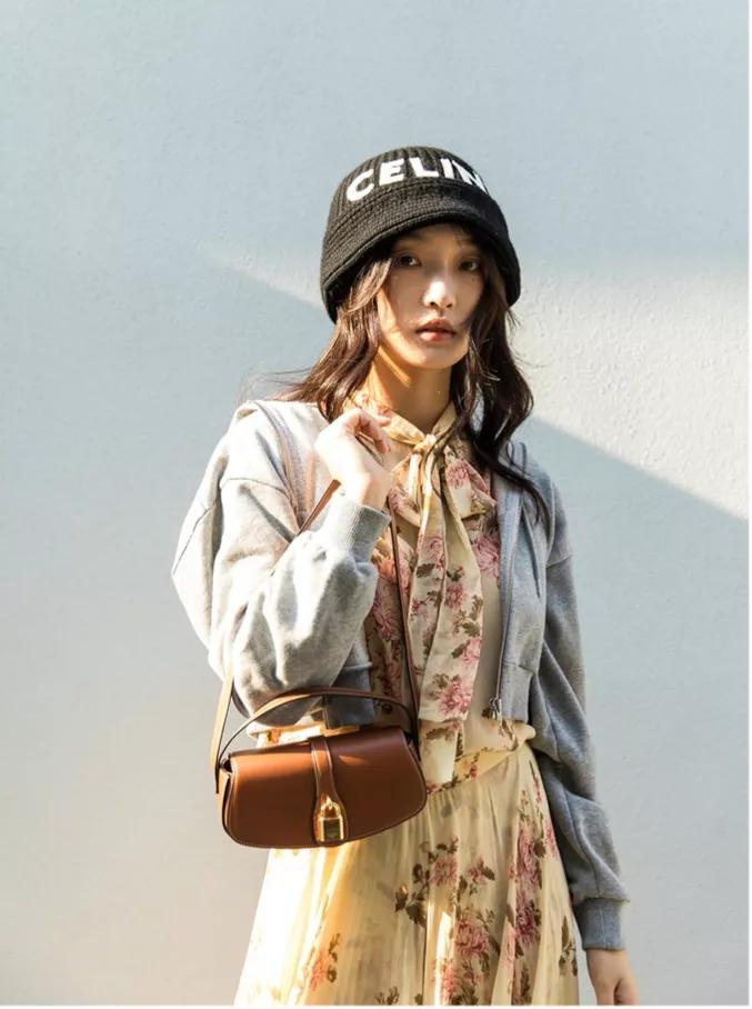 VIP 】CELINE TABOU CLUTCH BAG CELINE MINI CROSSBODY BAG (GWP) วัสดุ Triomphe Canvas หนังสวยอยู่ทรงกันน้ำได้ ขนาดกำลังน่ารัก การออกแบบที่เน้นความเรียบแต่หรู มาพร้อมสายสะพายสั้นและสายสะพายยาว สำหรับสะพายไหล่ สายปรับระดับสั้น-ยาวได้ (ถอดไม่ได้) โดดเด่นที่ด้าน